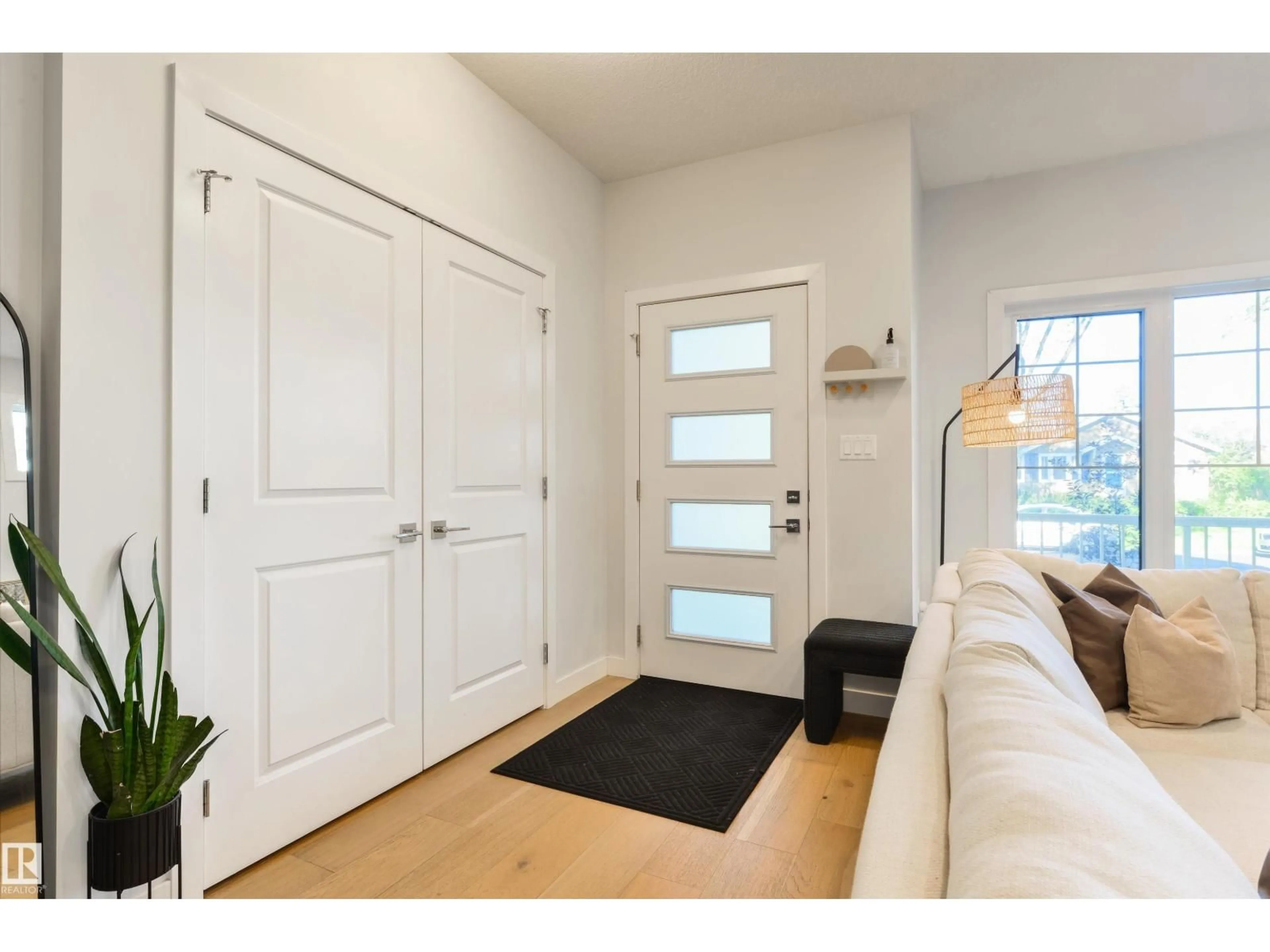 Indoor entryway for 11039 126 ST, Edmonton Alberta T5M0P8