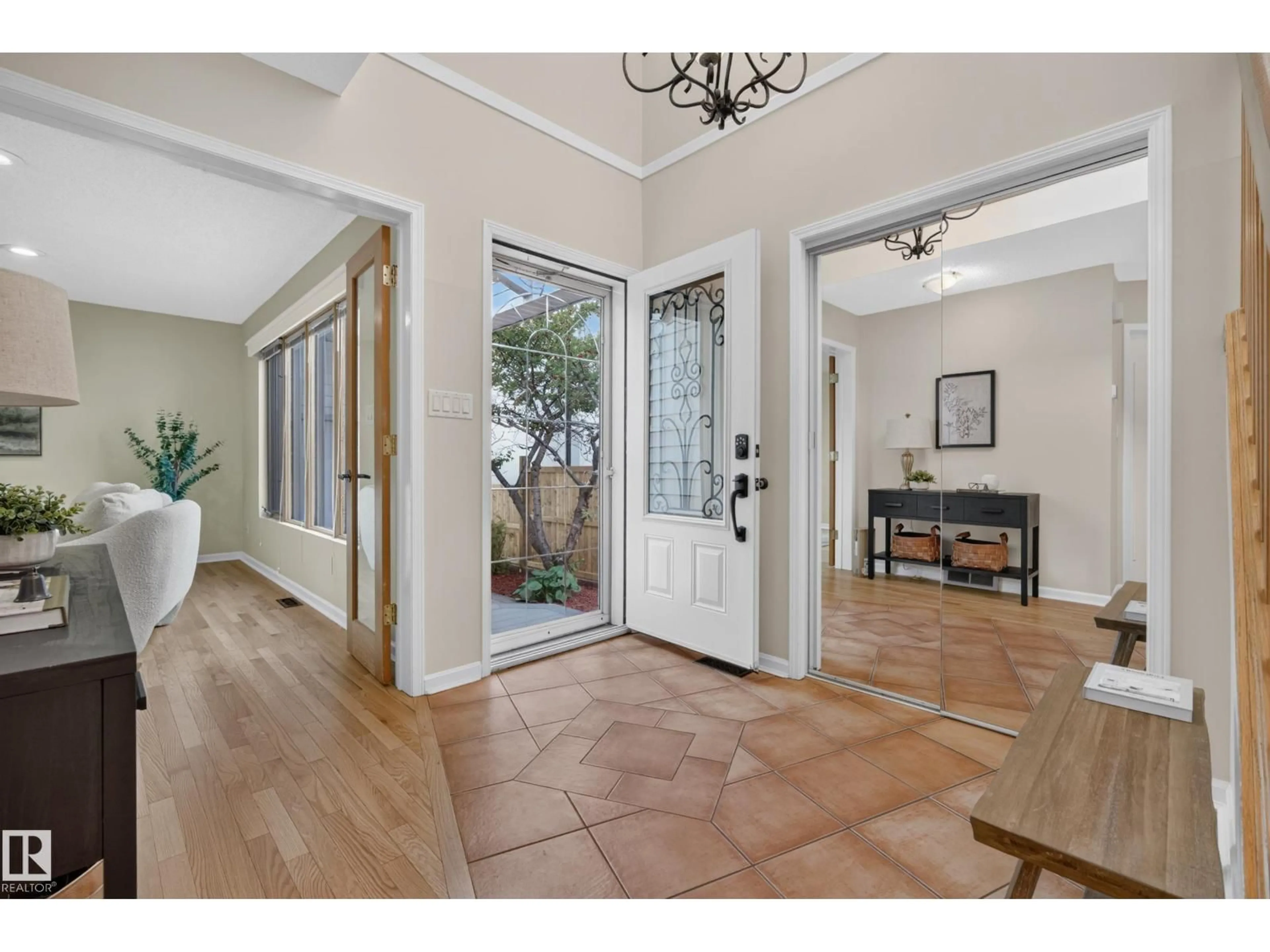 Indoor entryway for NW - 9324 93 ST, Edmonton Alberta T6C3T8