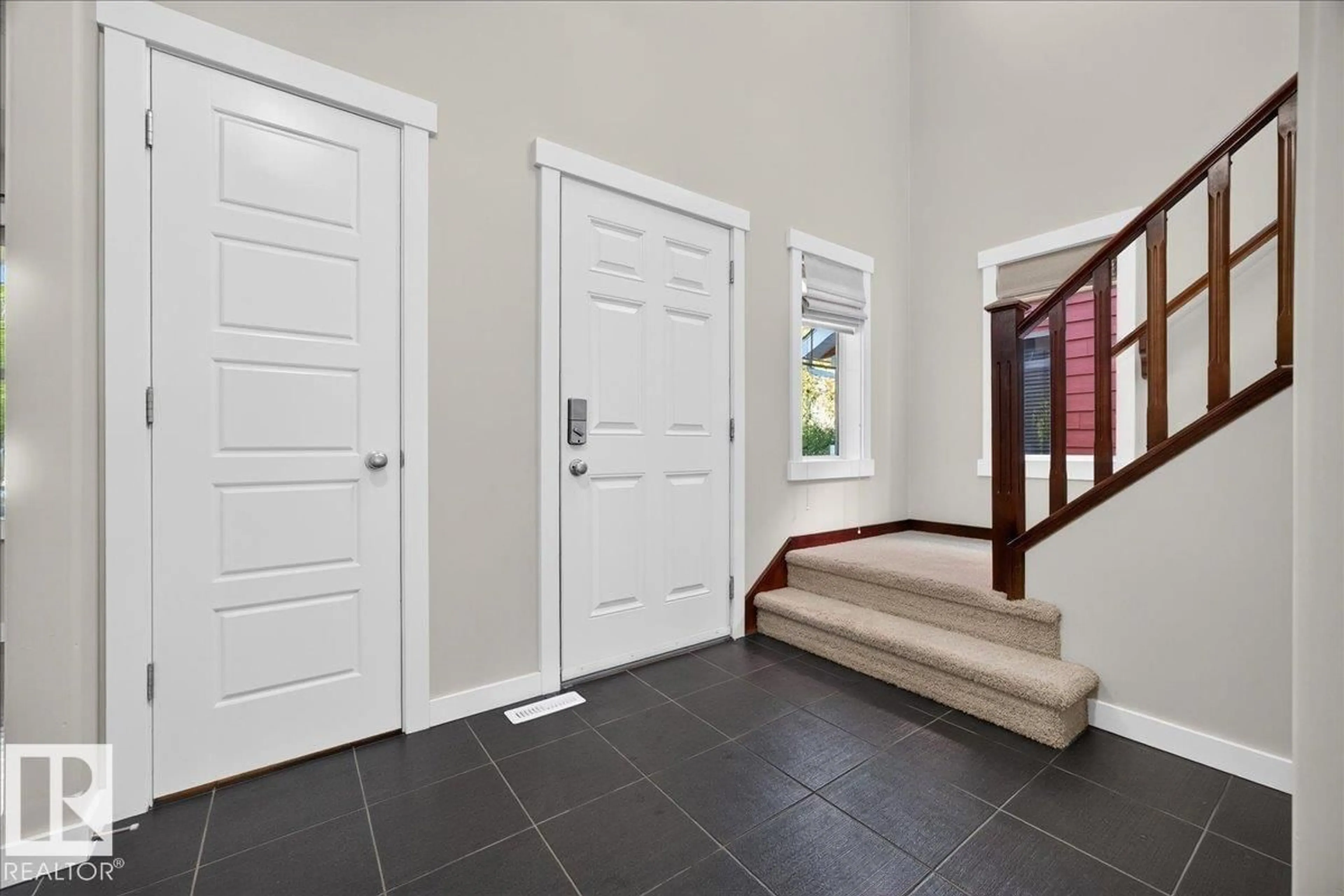 Indoor entryway for 8019 SUMMERSIDE GRANDE BV, Edmonton Alberta T6X0J2