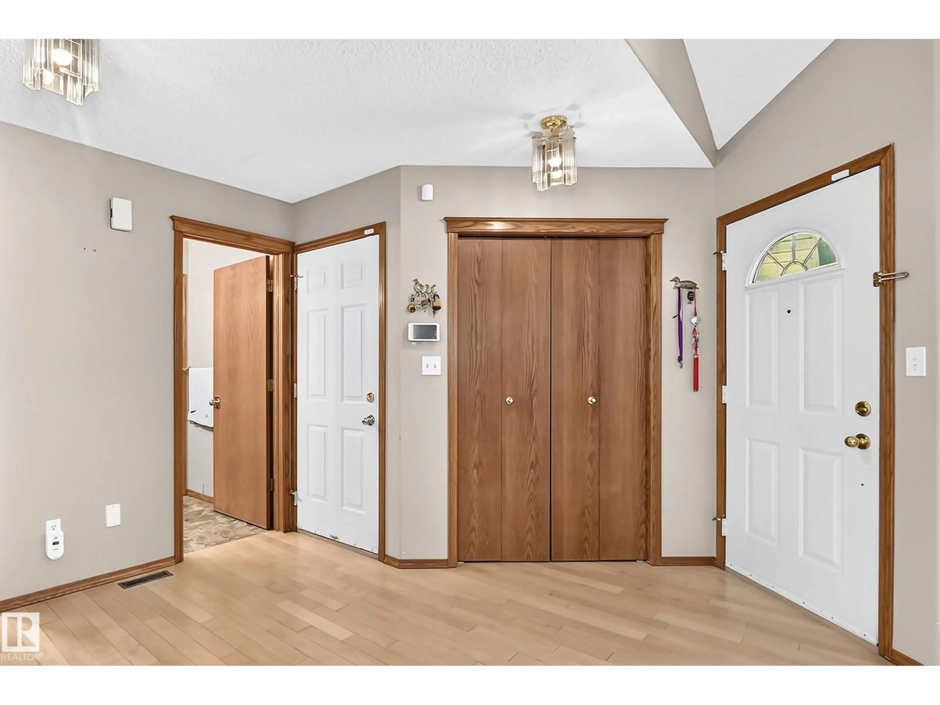 Indoor entryway for 271 ORMSBY RD, Edmonton Alberta T5T5X6