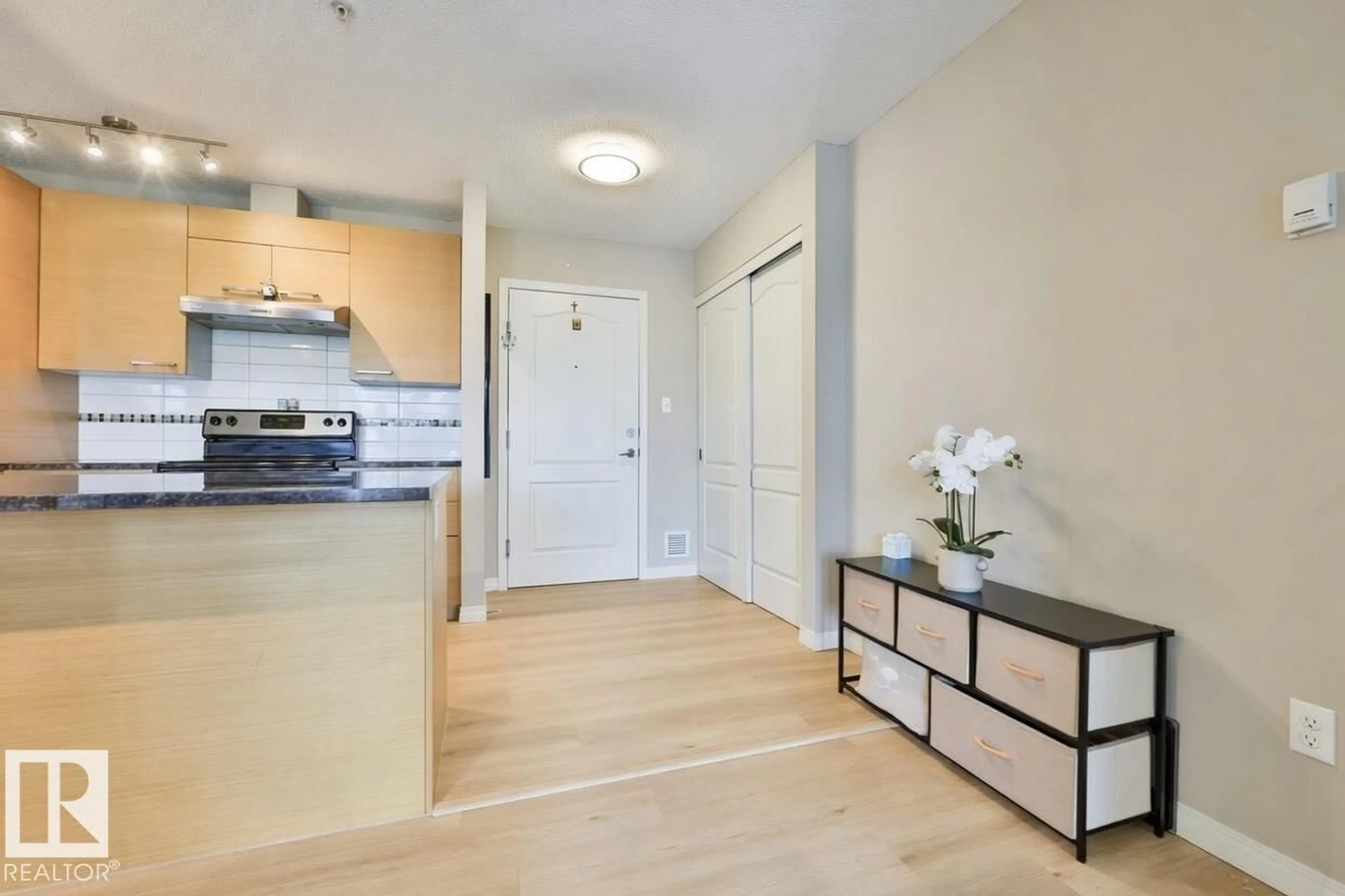 Indoor entryway for 9351 - 3320 SIMPSOM DR, Edmonton Alberta T6R0N4