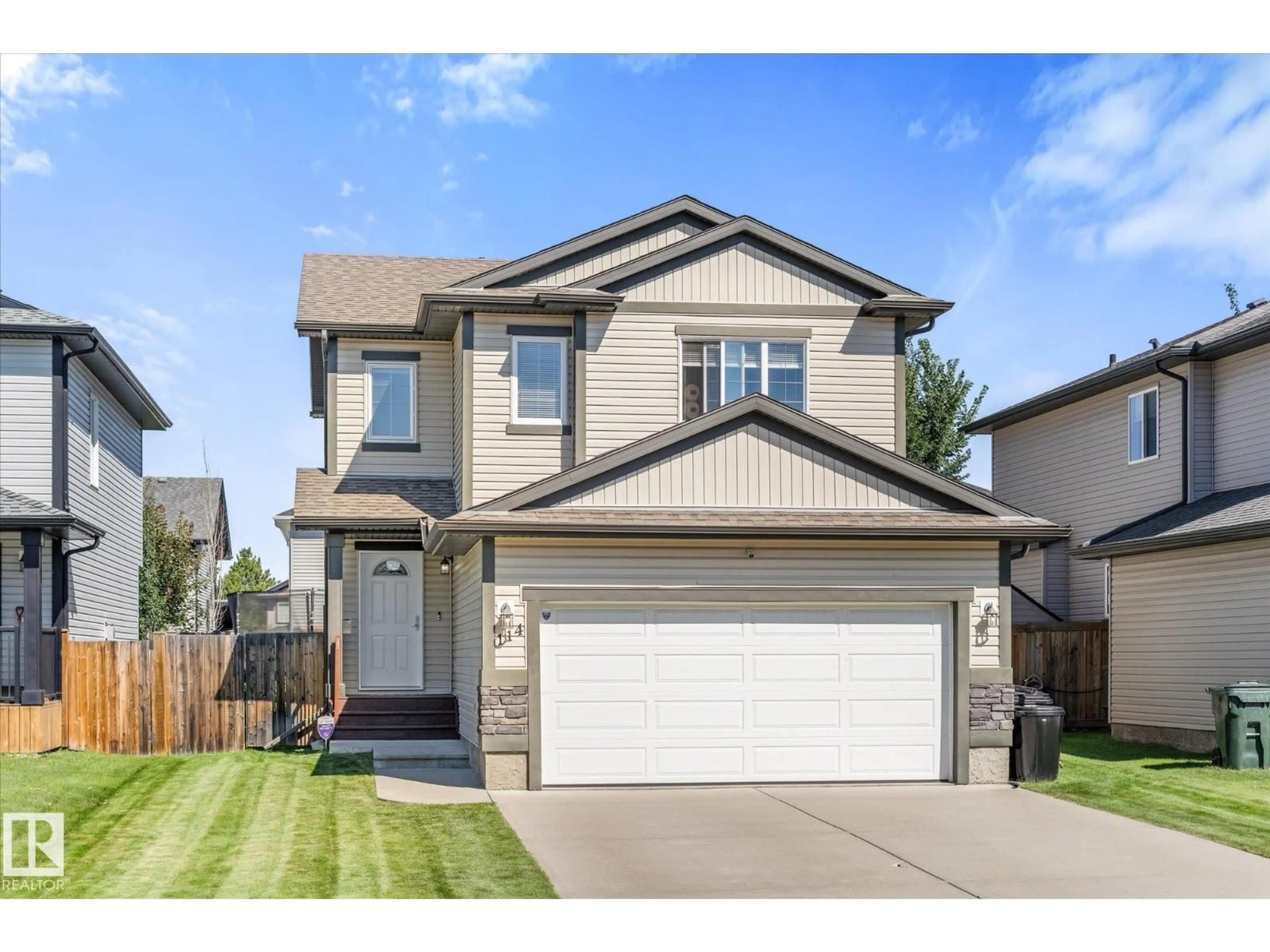Home with vinyl exterior material, street for 114 HILLDOWNS DR, Spruce Grove Alberta T7X0J1