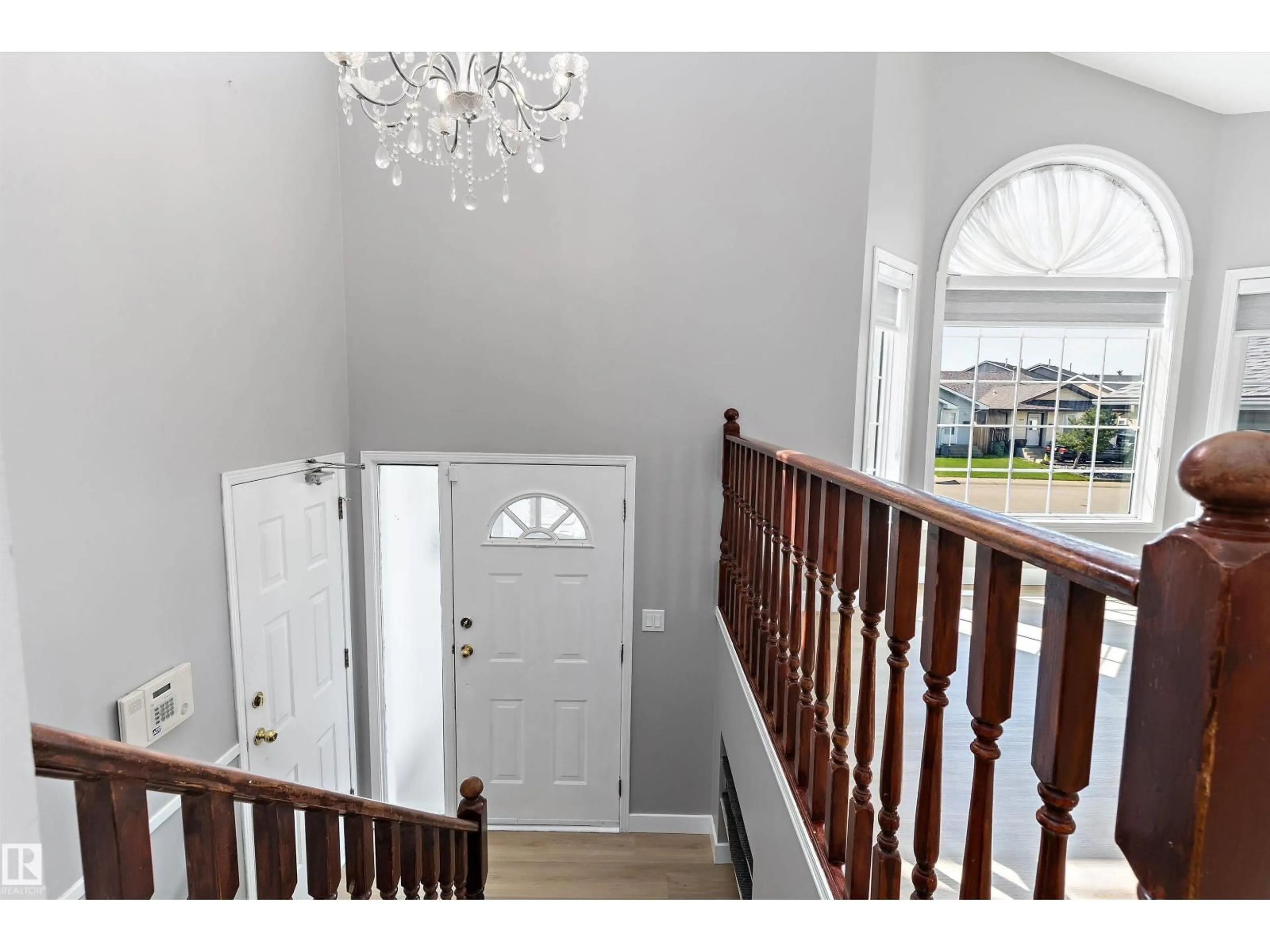 Indoor foyer for 14707 33 ST, Edmonton Alberta T5Y2C9
