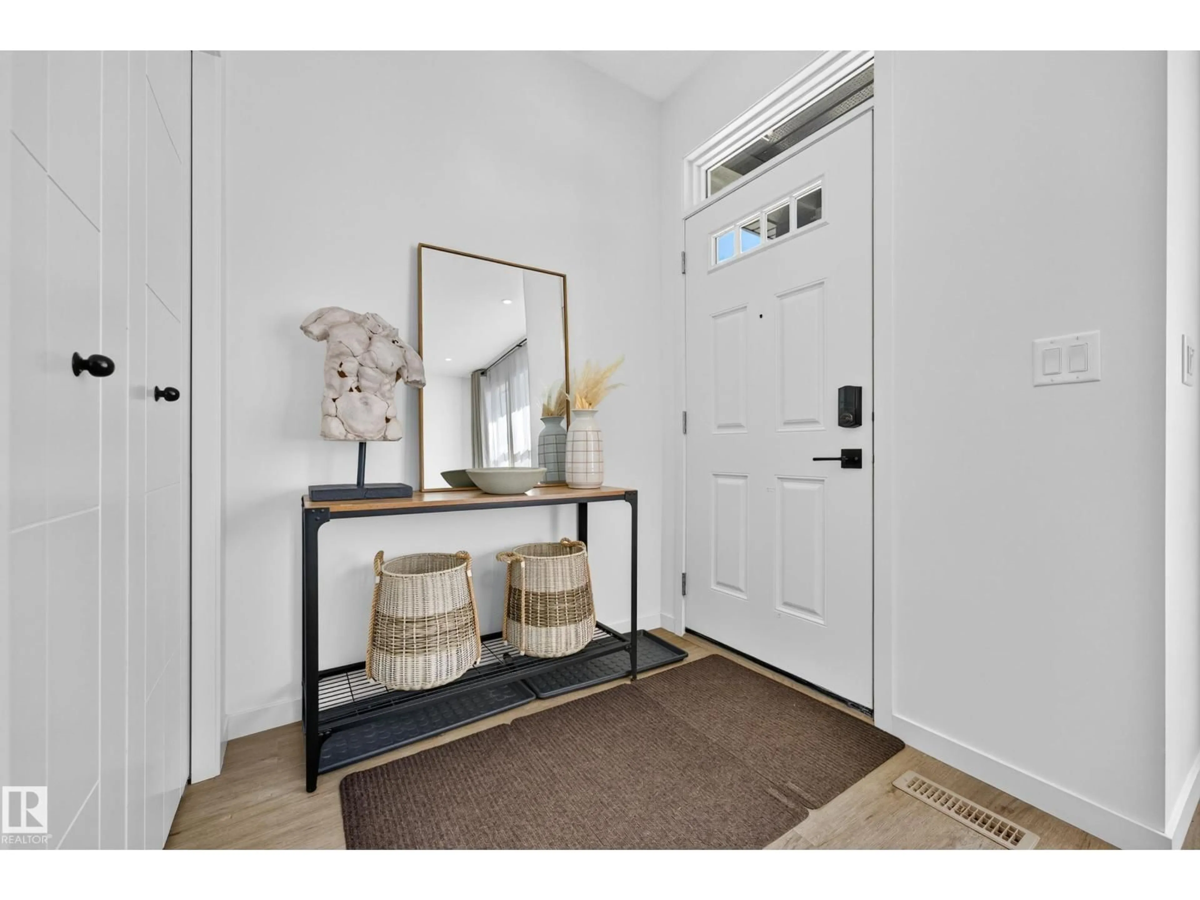 Indoor entryway for SW - 5310 22A AV, Edmonton Alberta T6X2Y1