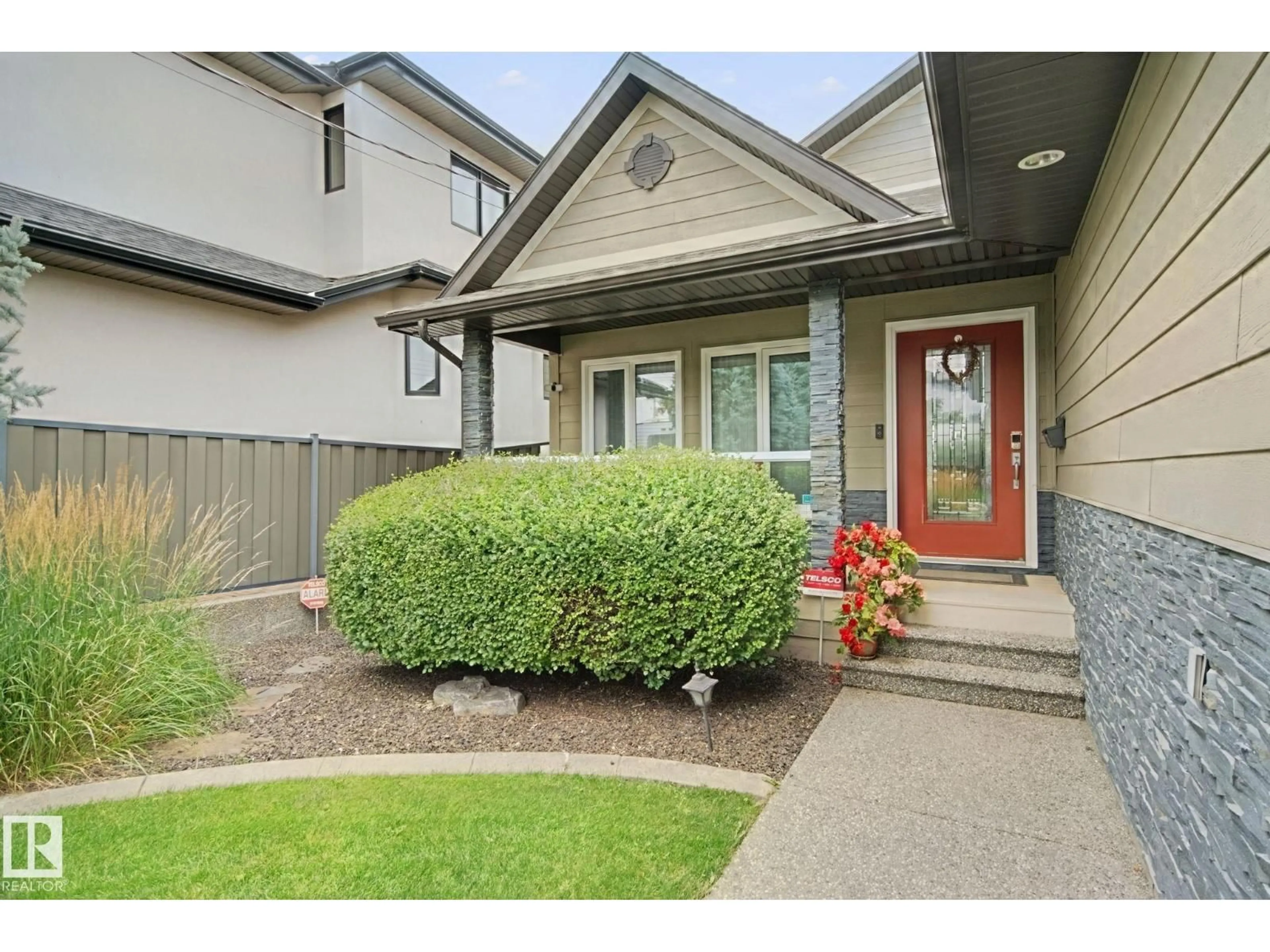 Indoor entryway for 7912 ROWLAND RD, Edmonton Alberta T6A3W1