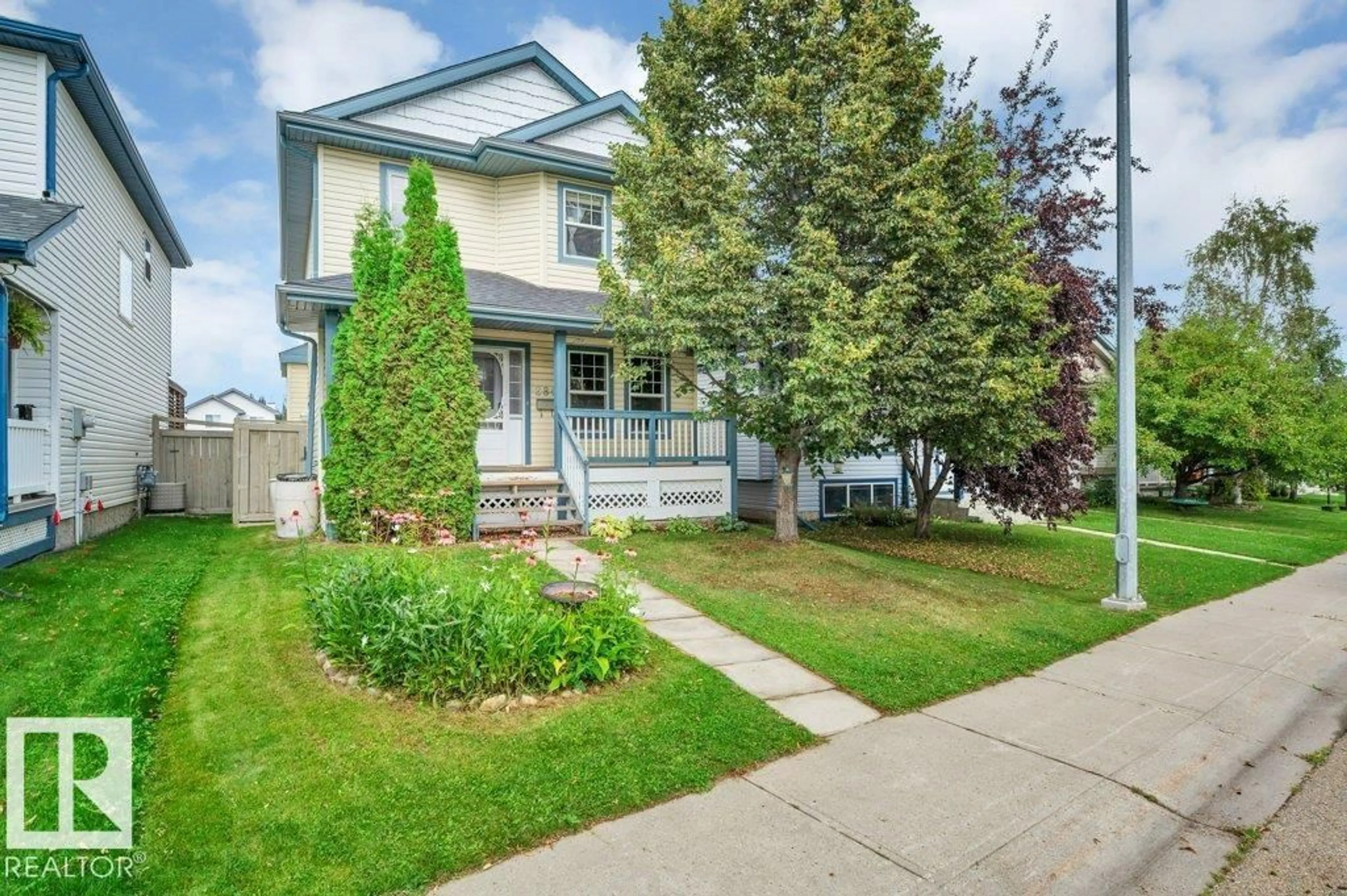 Home with vinyl exterior material, street for 280 BIRCHWOOD DR, Devon Alberta T9G2J1