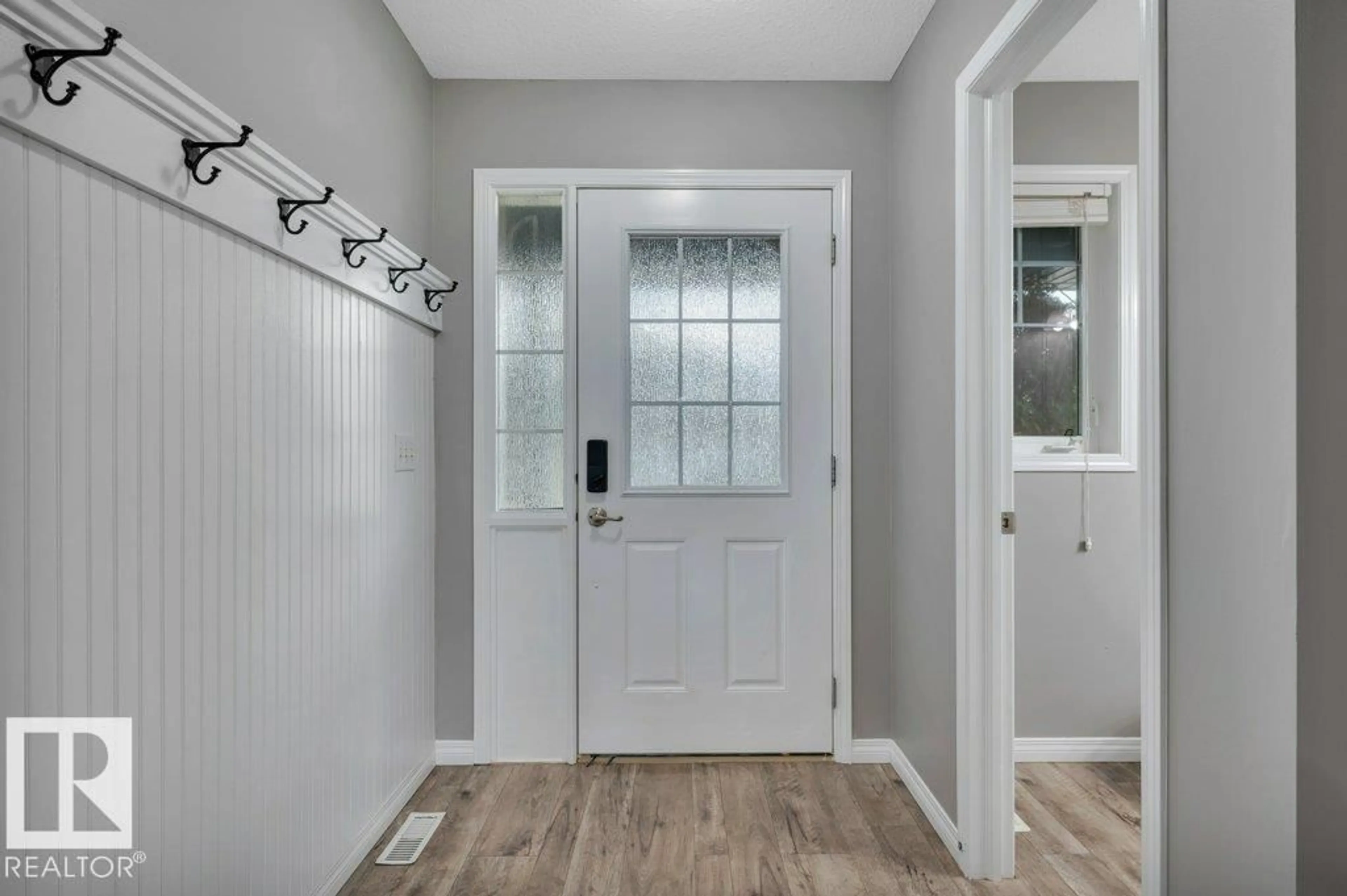 Indoor entryway for 280 BIRCHWOOD DR, Devon Alberta T9G2J1