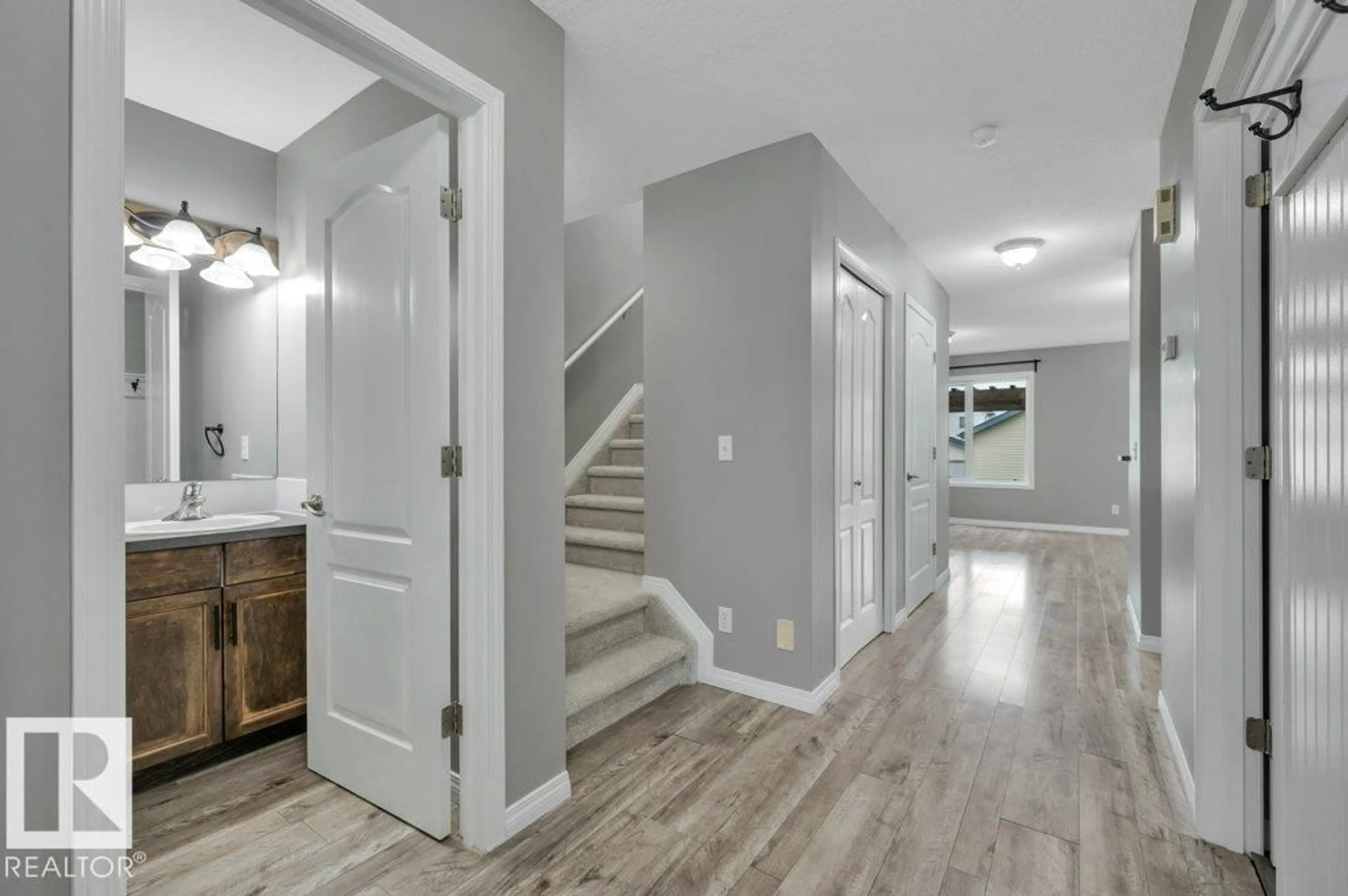 Indoor entryway for 280 BIRCHWOOD DR, Devon Alberta T9G2J1