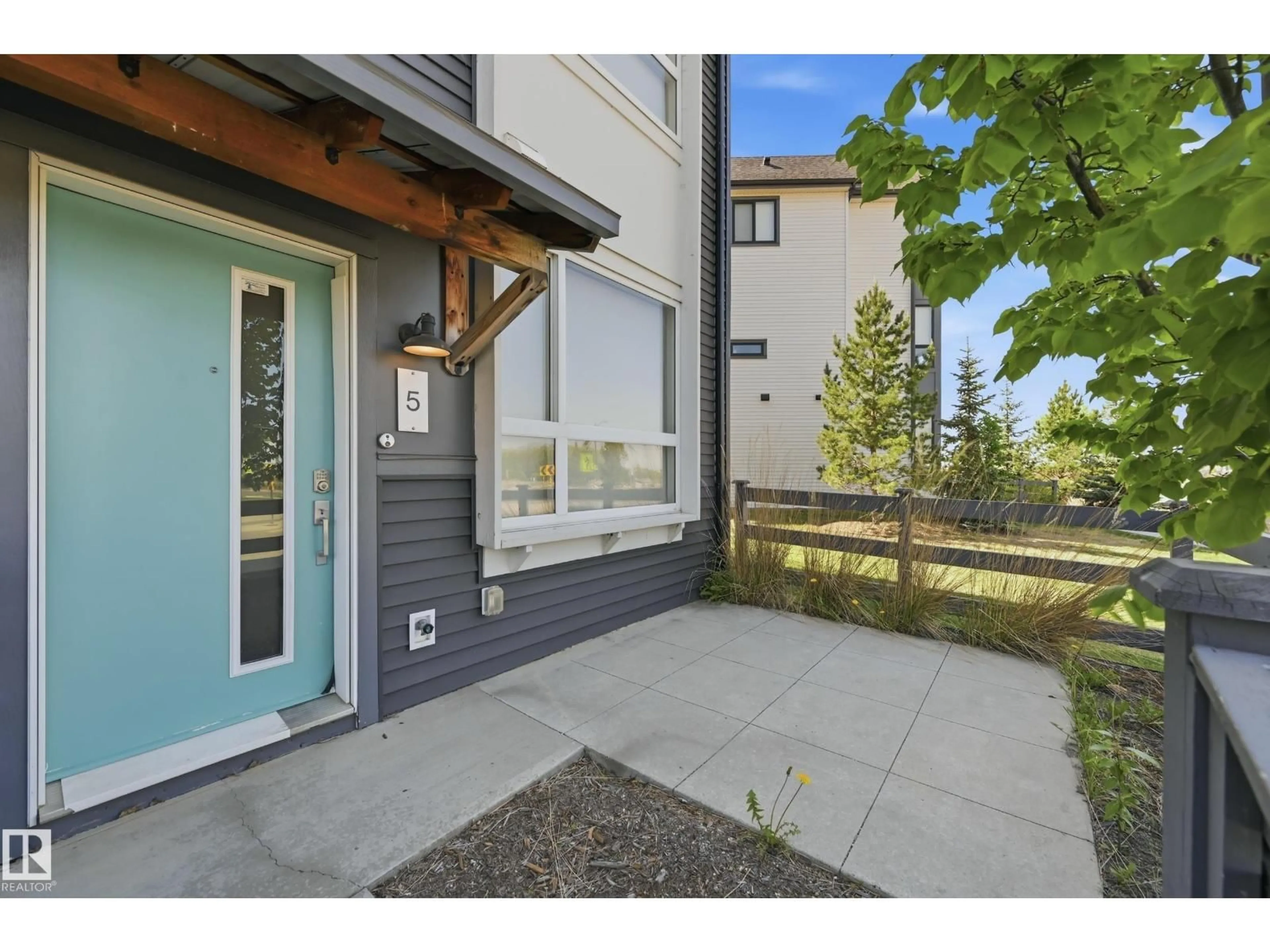 Indoor entryway for 5 - 100 JENSEN LAKES BV, St. Albert Alberta T8N7T9