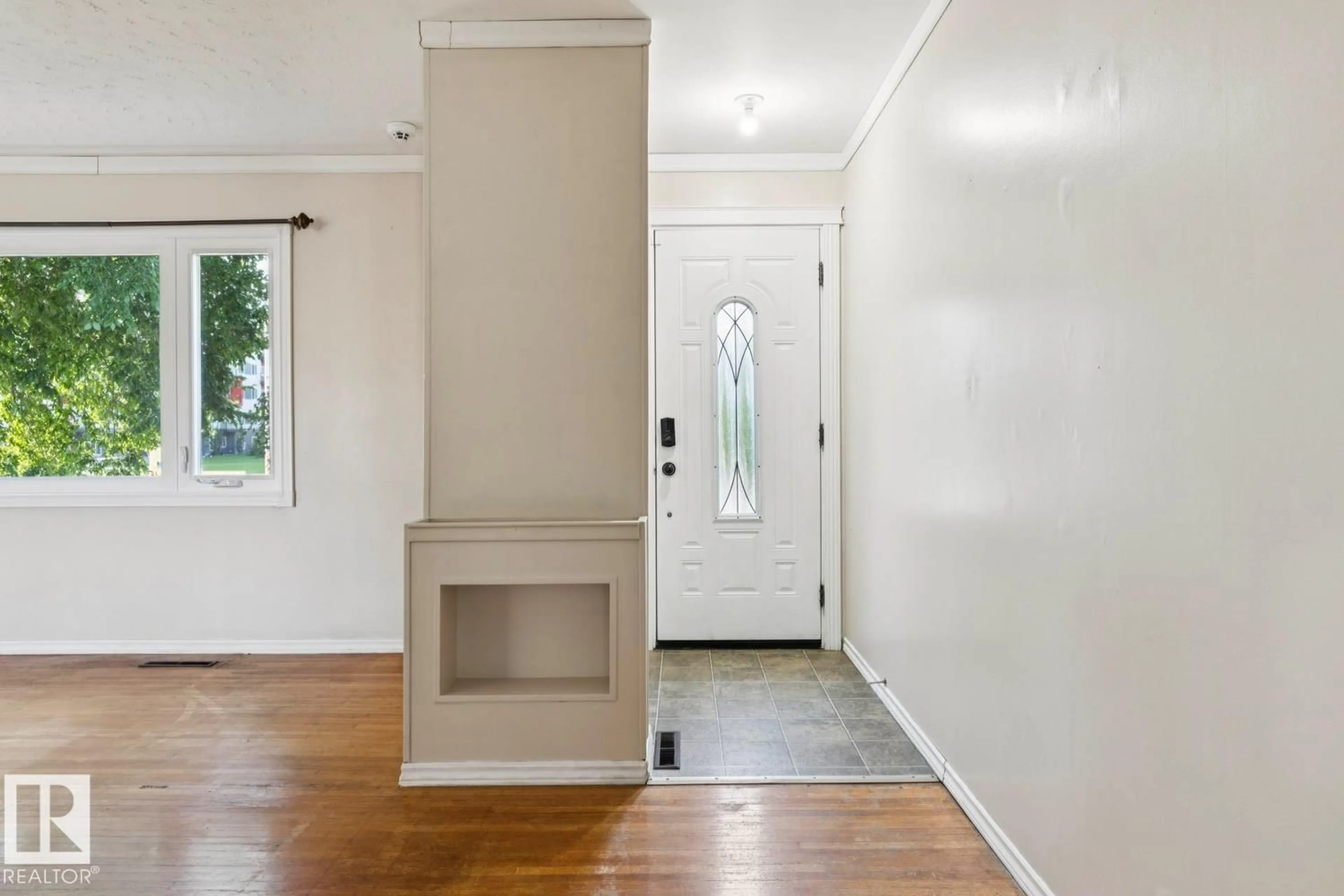 Indoor entryway for NW - 16010 87 AV, Edmonton Alberta T5R4G9