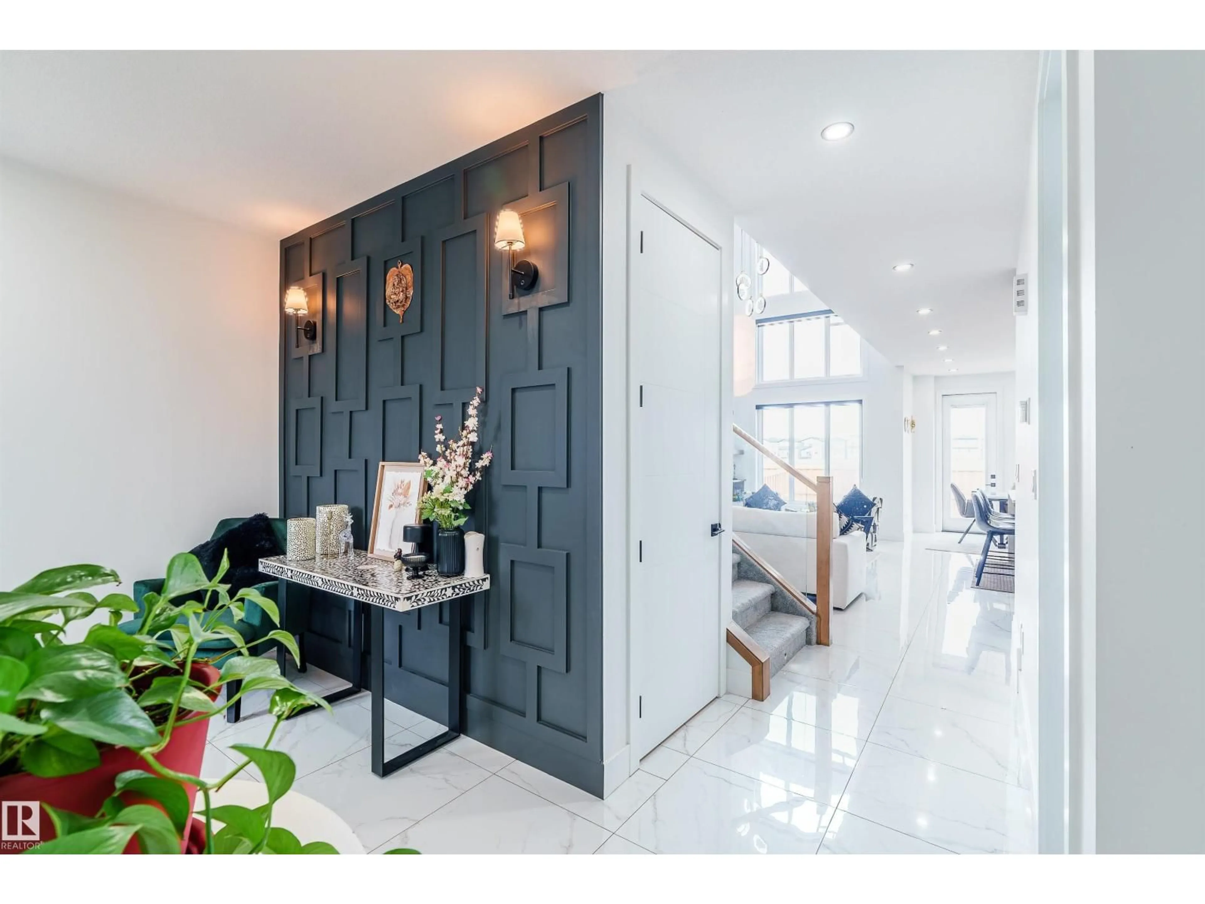 Indoor entryway for 219 28 ST, Edmonton Alberta T6X3E4