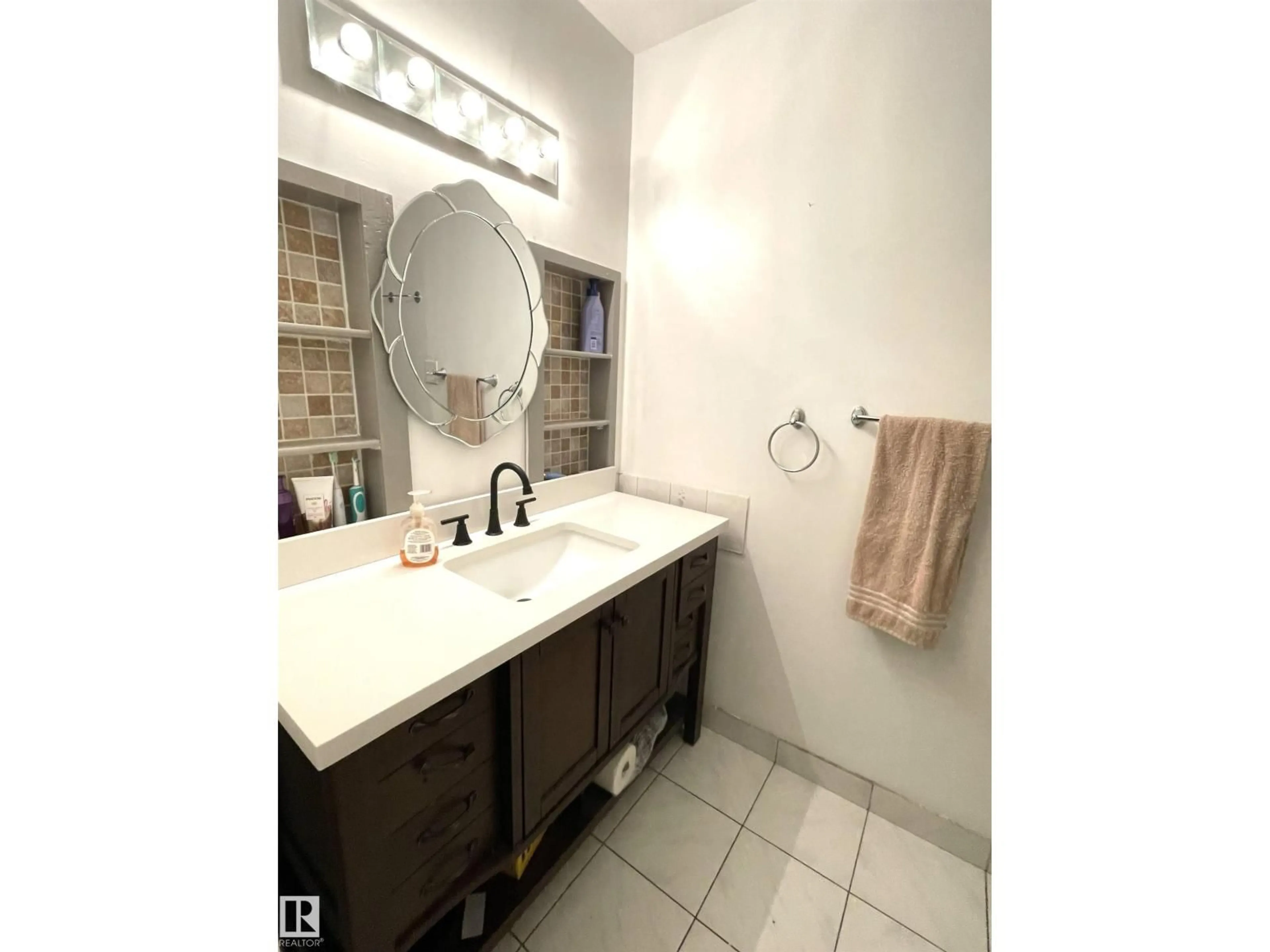 Standard bathroom, ceramic/tile floor for D1 - 1 GARDEN GROVE NW, Edmonton Alberta T6J2L3