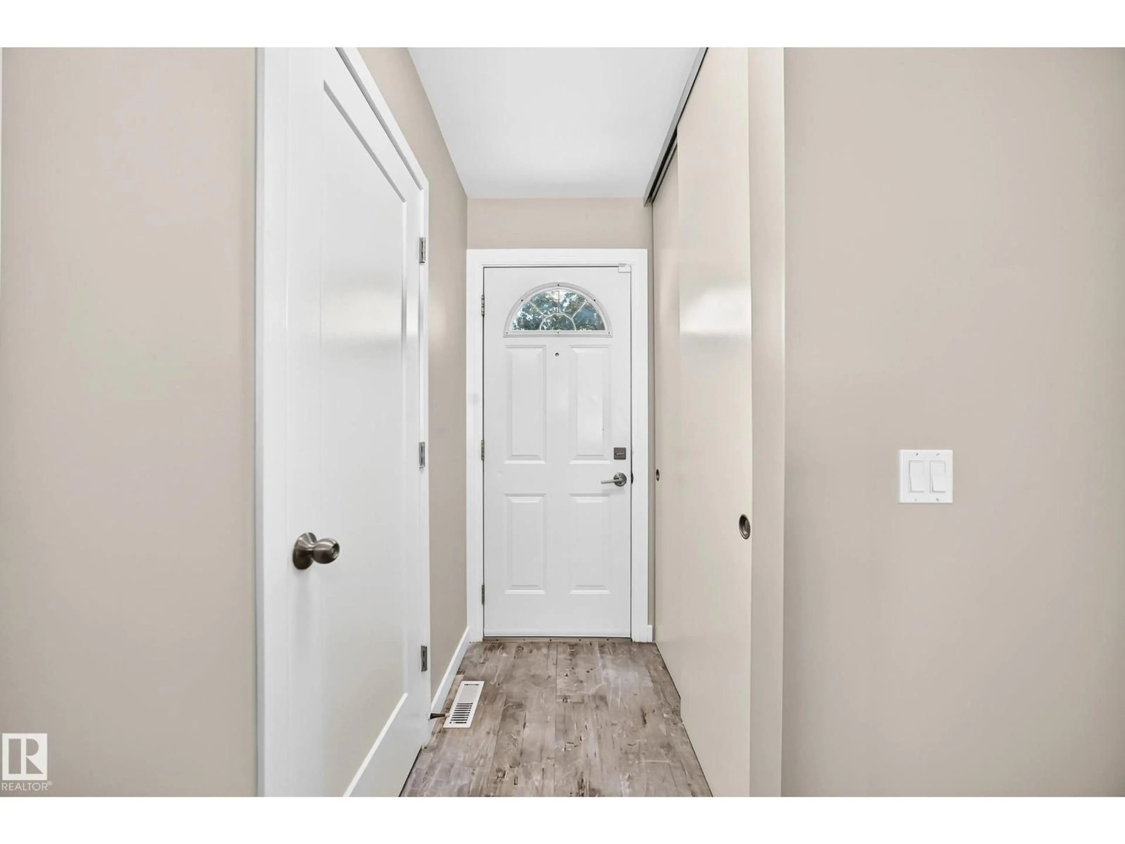 Indoor entryway for #40 - 2024 57 ST, Edmonton Alberta T6L2Z3