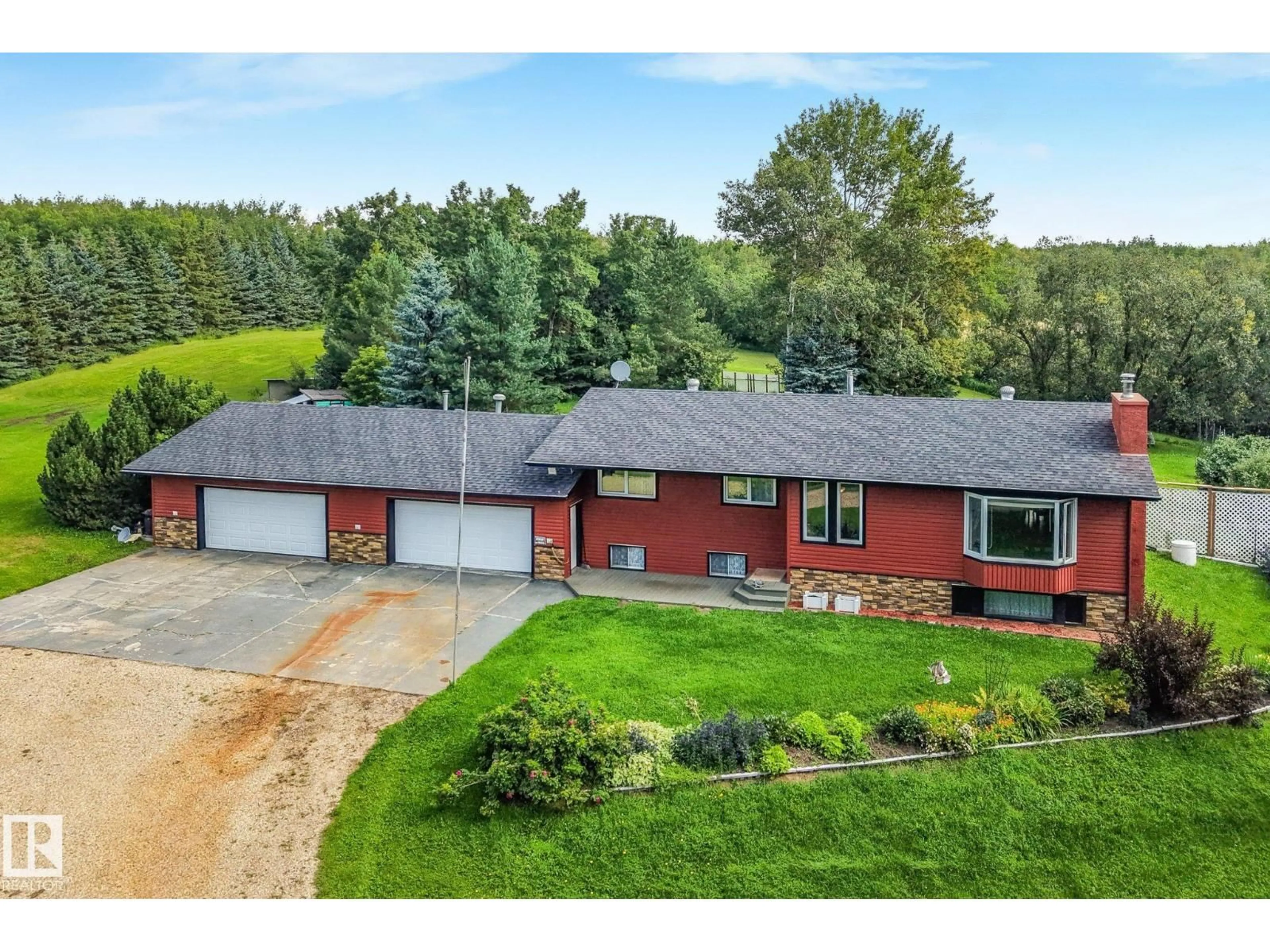 A pic from outside/outdoor area/front of a property/back of a property/a pic from drone, unknown for 193 53111 RGE ROAD 220, Rural Strathcona County Alberta T8E2C6