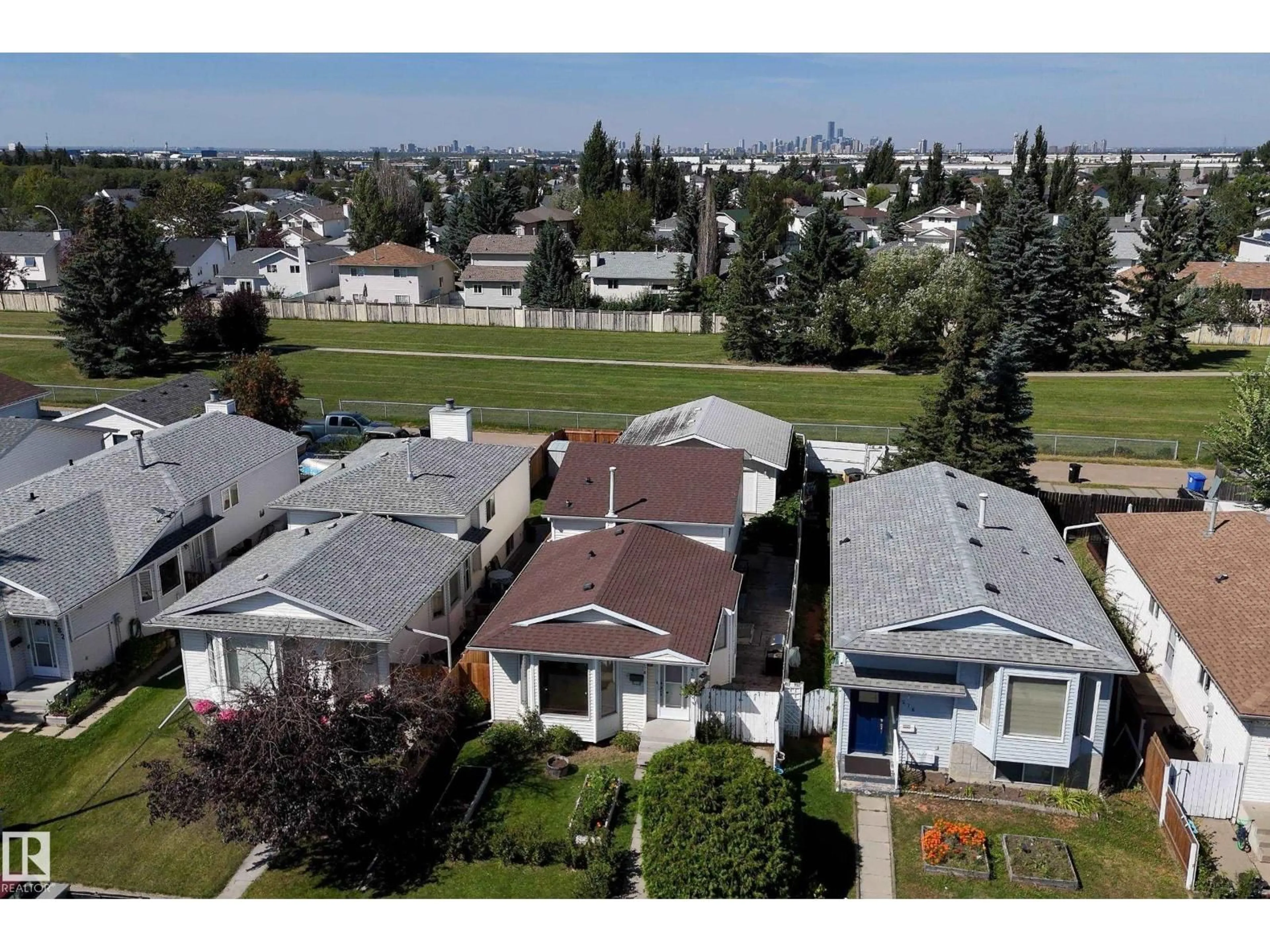 A pic from outside/outdoor area/front of a property/back of a property/a pic from drone, unknown for 278 KIRKWOOD AV, Edmonton Alberta T6L5A8