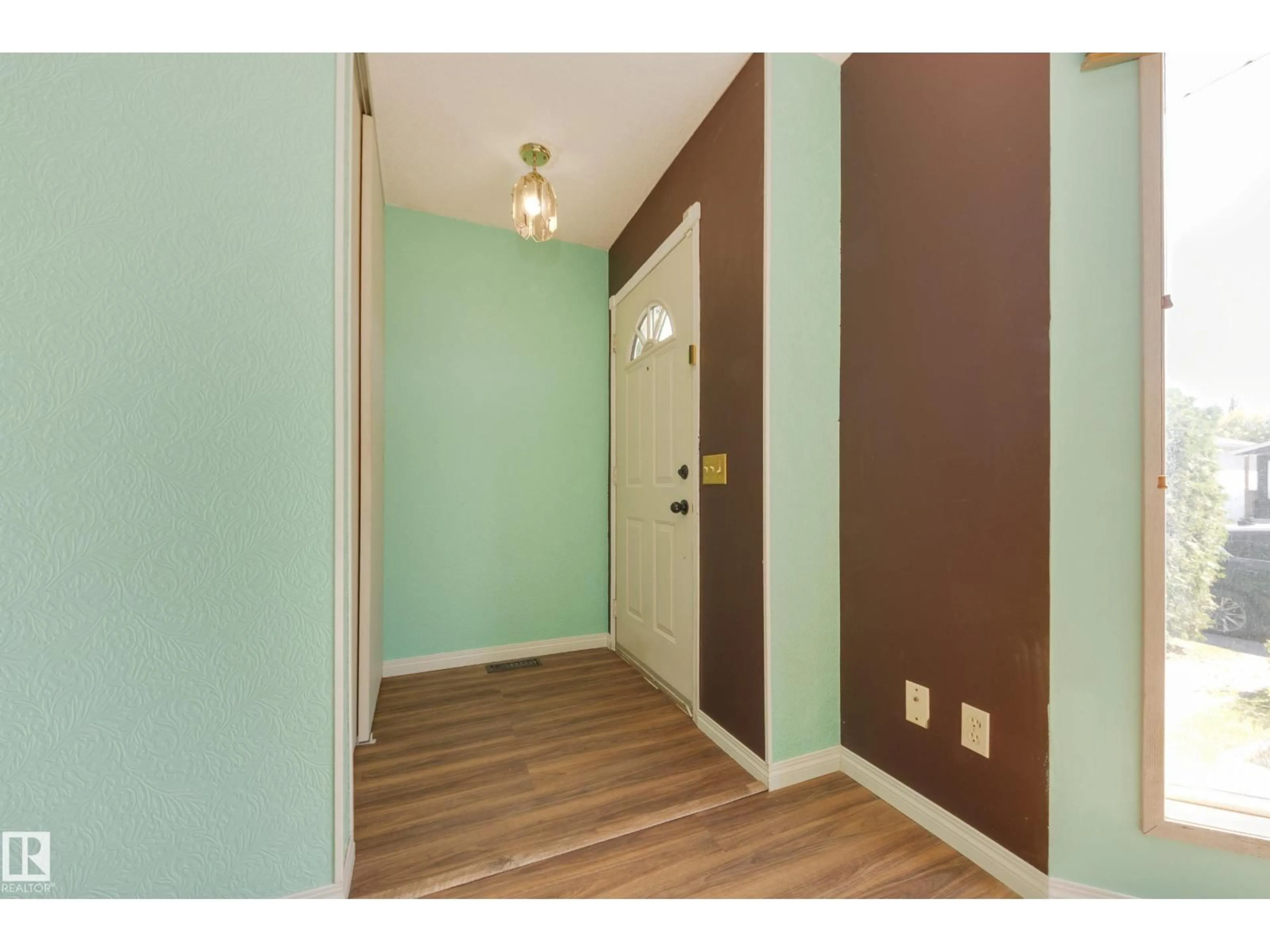 Indoor entryway for 278 KIRKWOOD AV, Edmonton Alberta T6L5A8