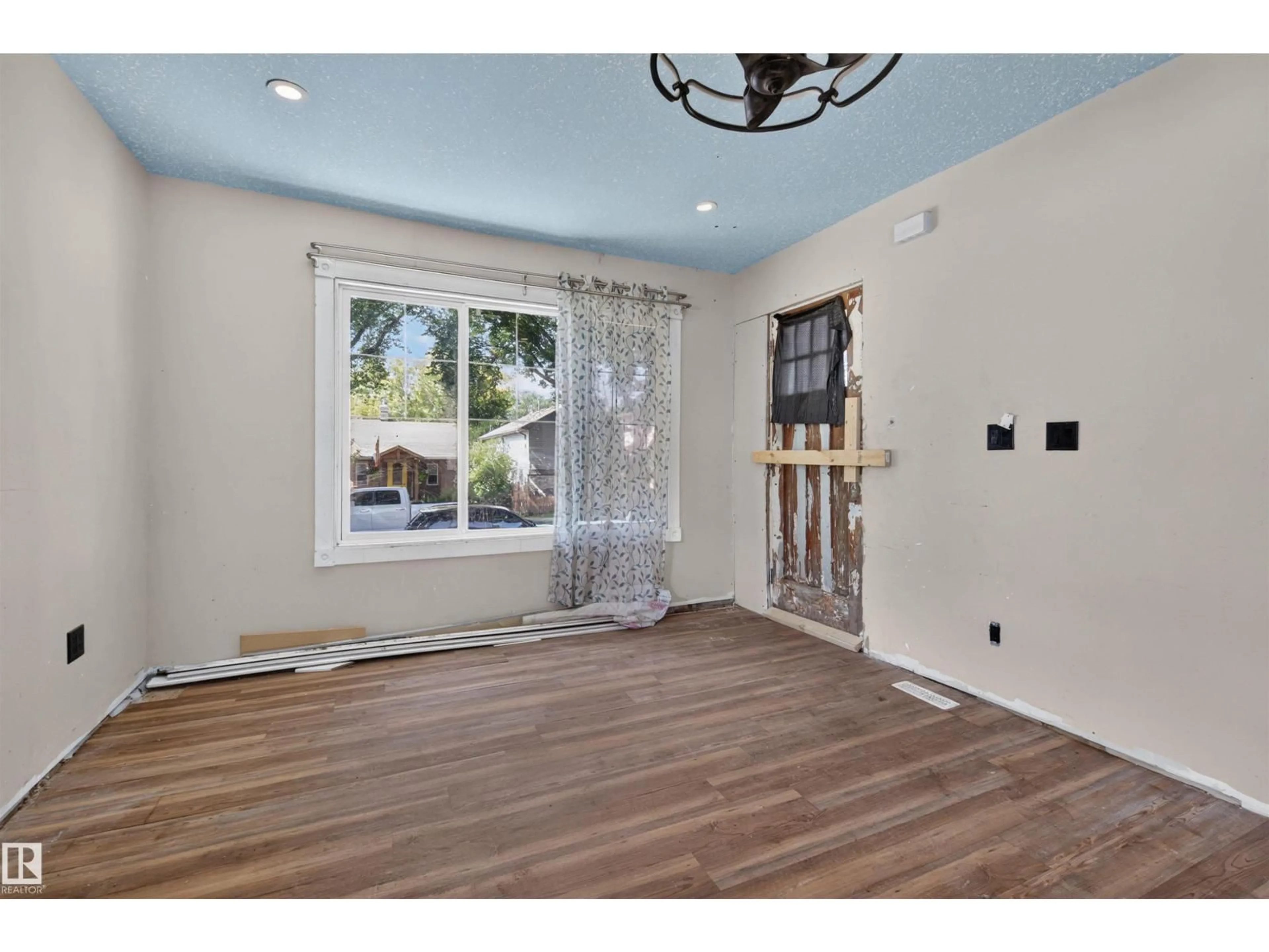 Indoor entryway for NW - 11327 89 ST, Edmonton Alberta T5B3T5