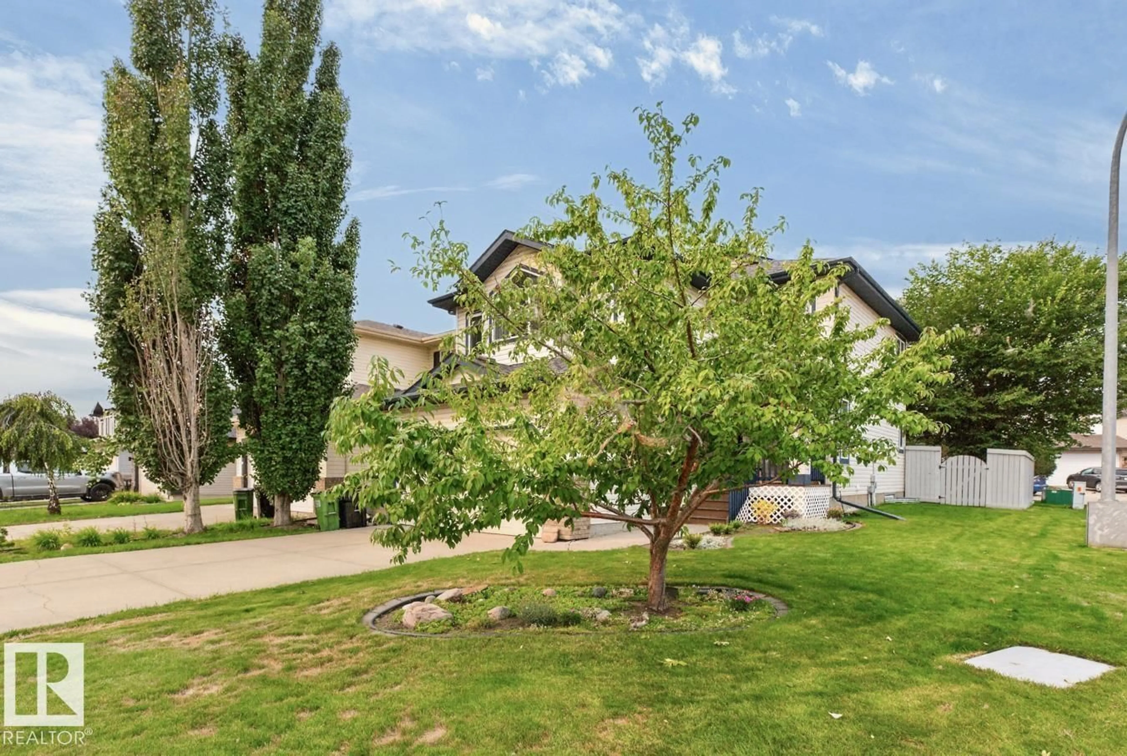 A pic from outside/outdoor area/front of a property/back of a property/a pic from drone, street for NW - 14724 138A ST, Edmonton Alberta T6V1S1