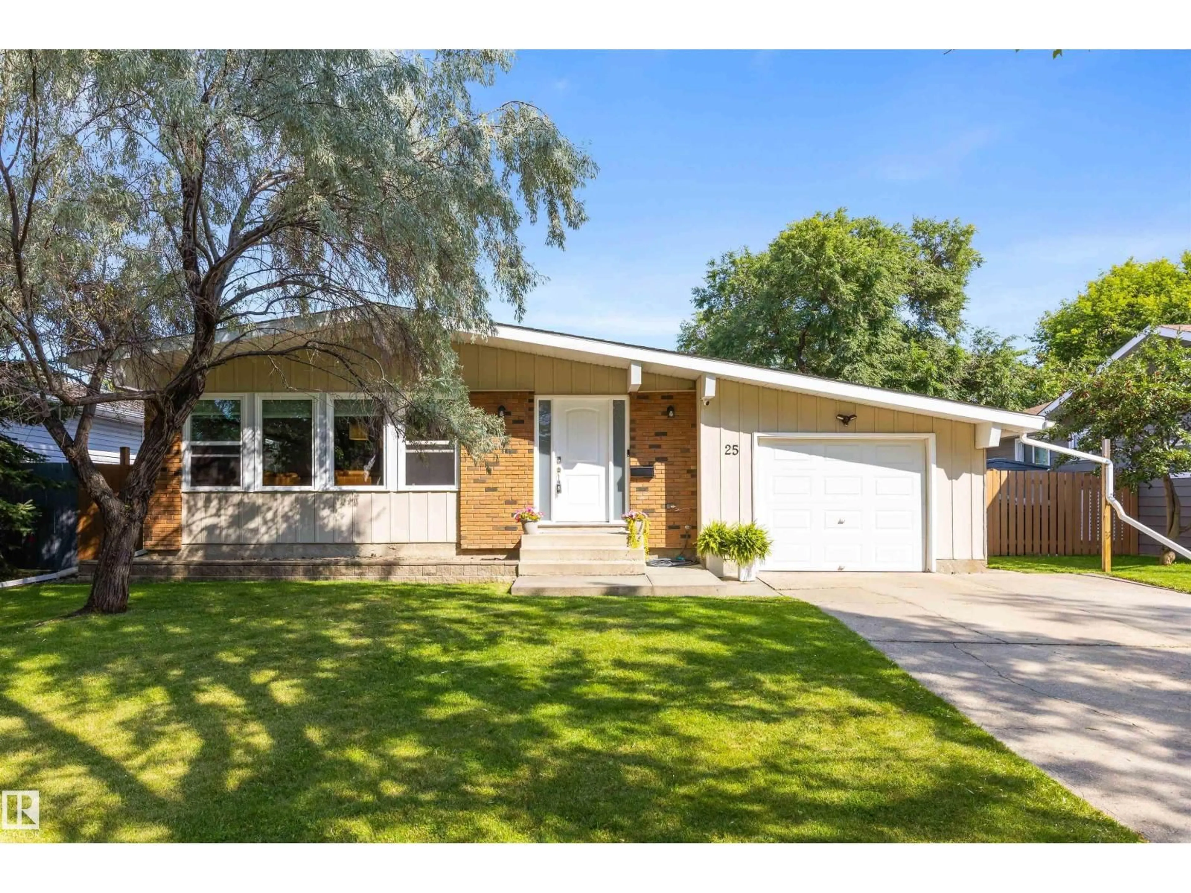Home with vinyl exterior material, street for 25 AMHERST CR, St. Albert Alberta T8N2P7