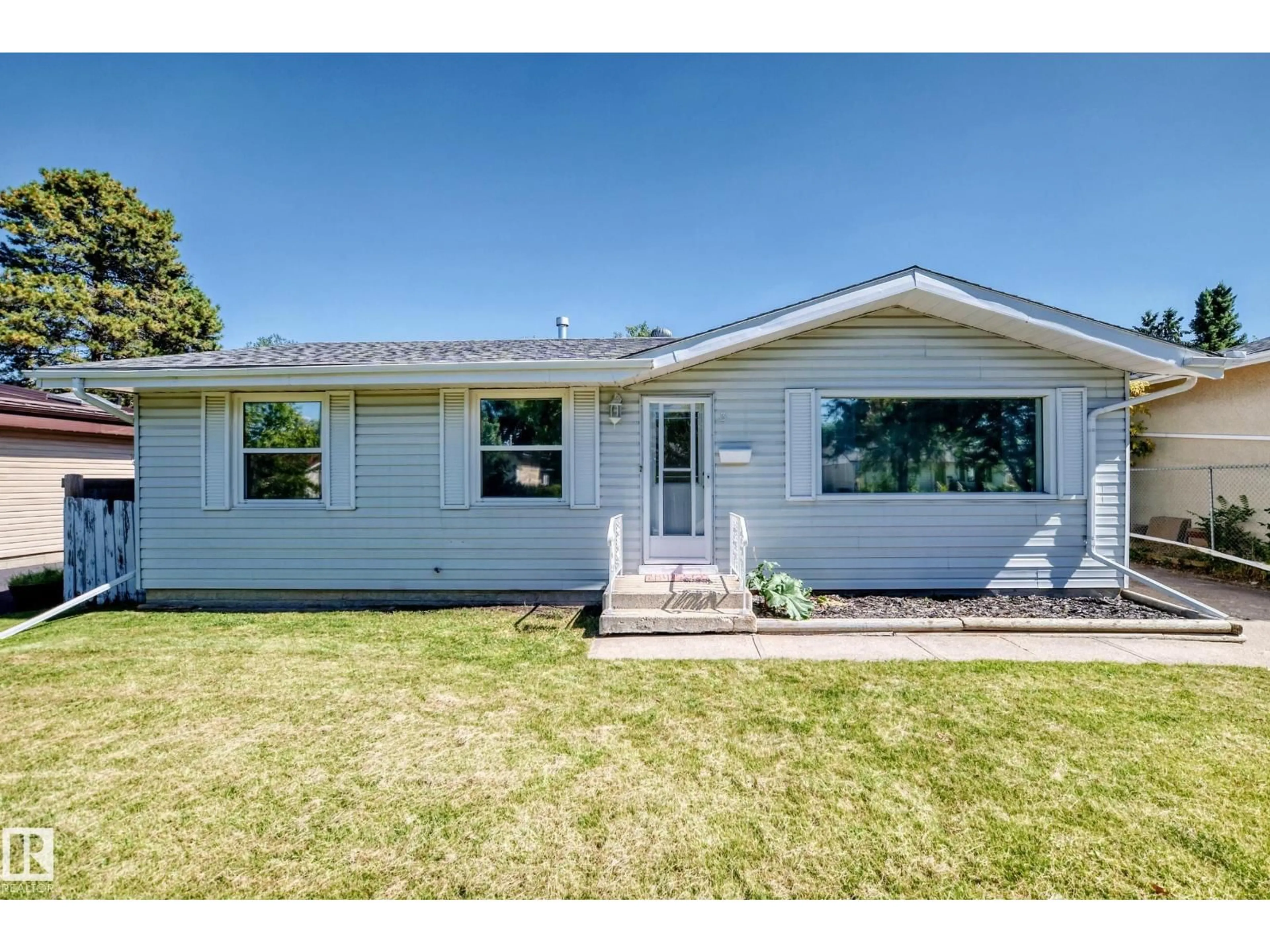 Home with vinyl exterior material, street for 3 GRANTHAM PL, St. Albert Alberta T8N0W8