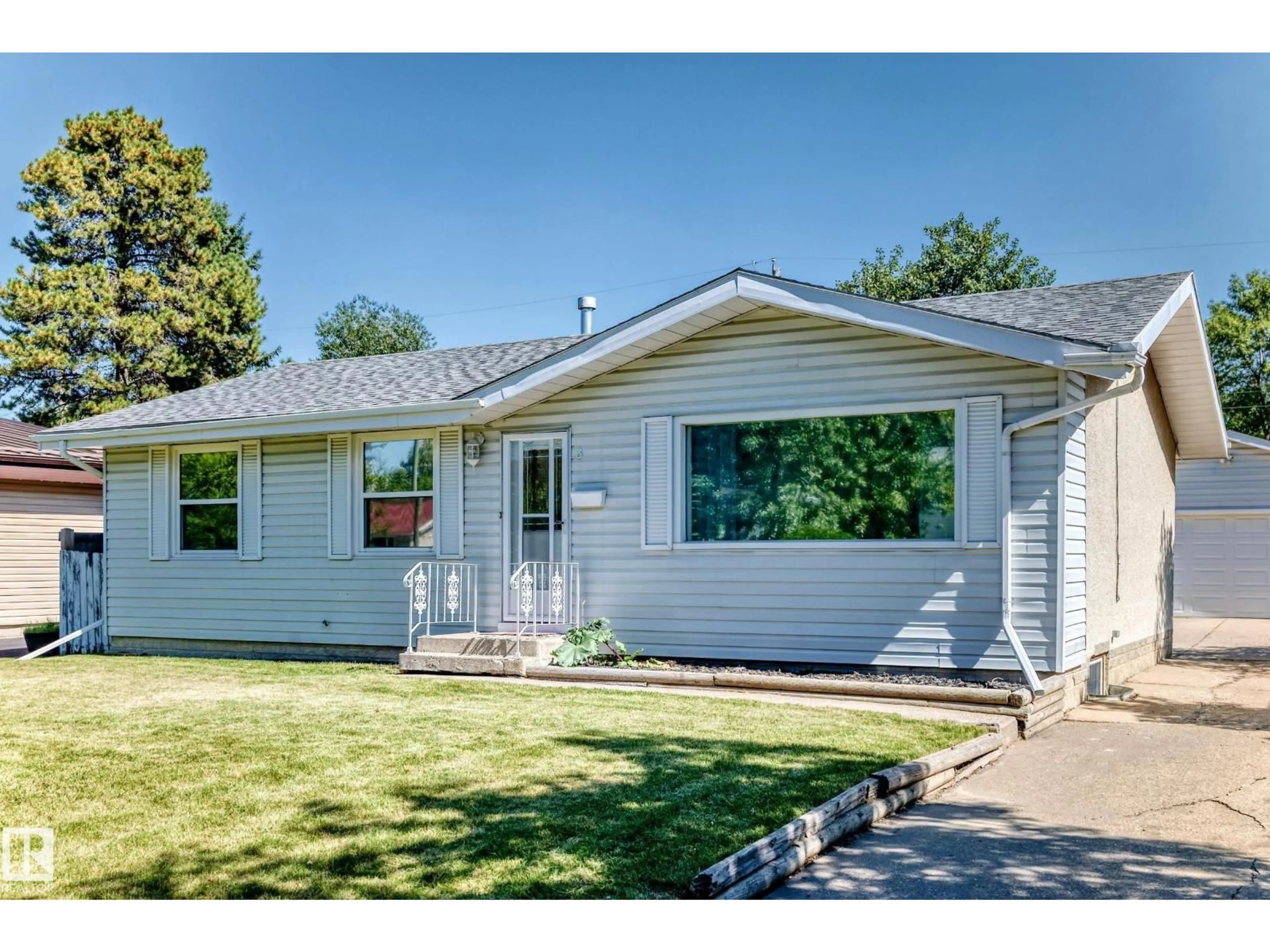 Home with vinyl exterior material, street for 3 GRANTHAM PL, St. Albert Alberta T8N0W8