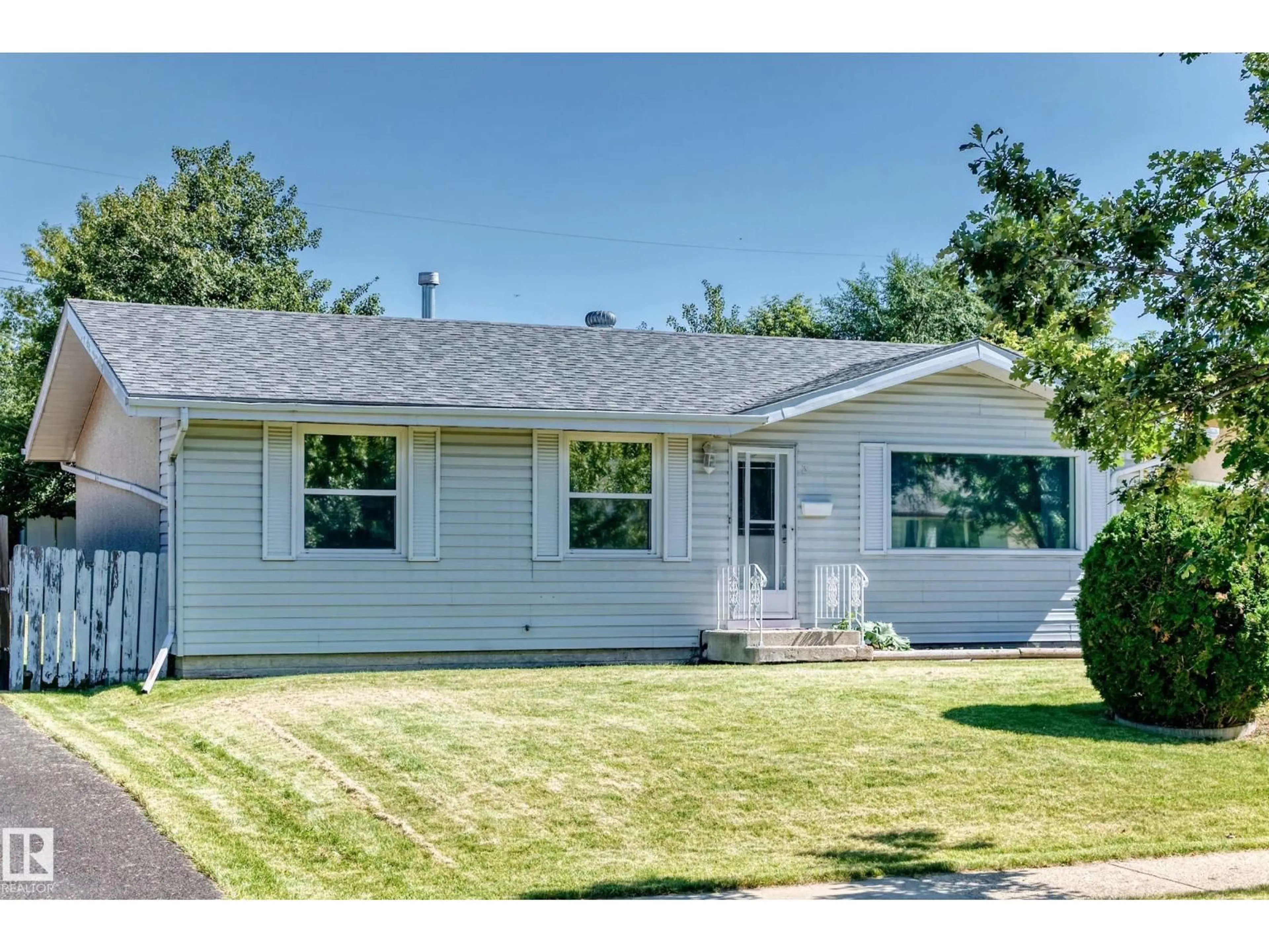 Home with vinyl exterior material, street for 3 GRANTHAM PL, St. Albert Alberta T8N0W8