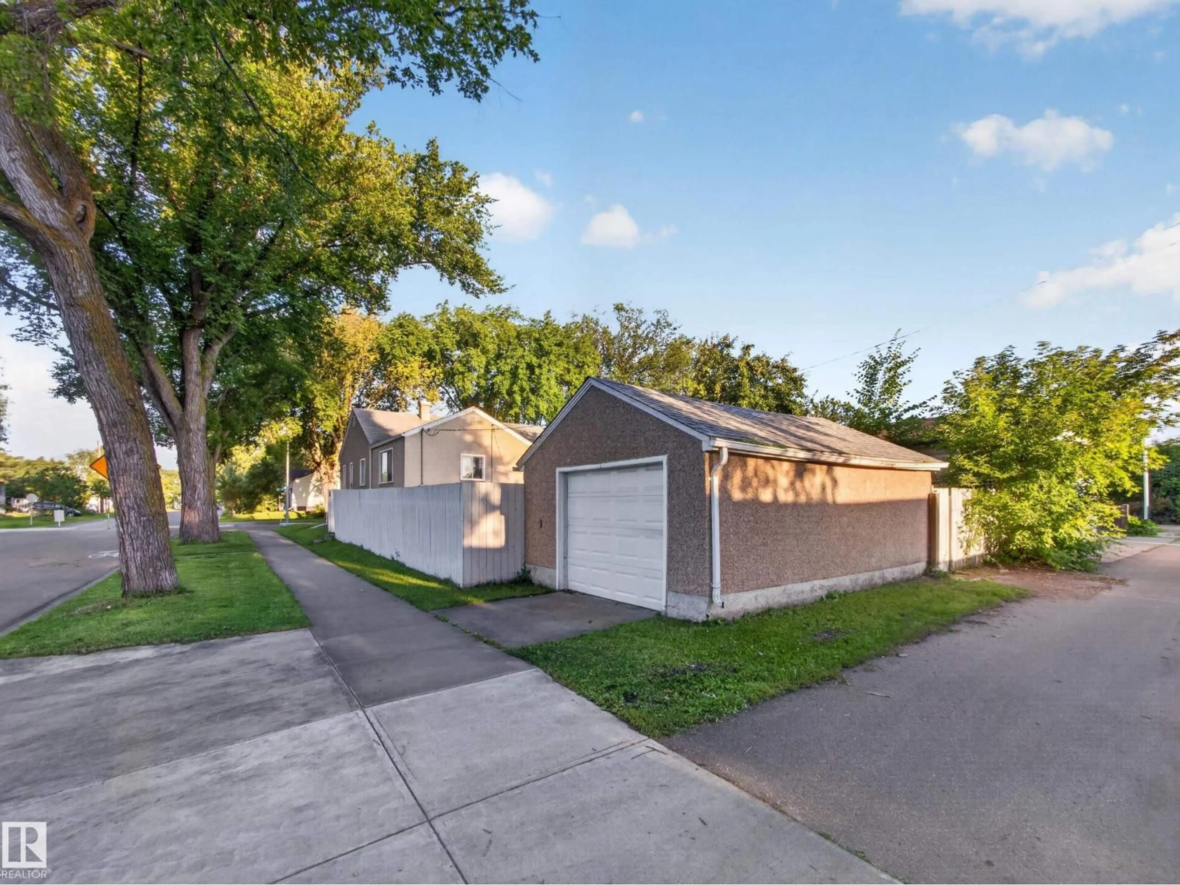 A pic from outside/outdoor area/front of a property/back of a property/a pic from drone, street for 12403 92 ST, Edmonton Alberta T5G1B8