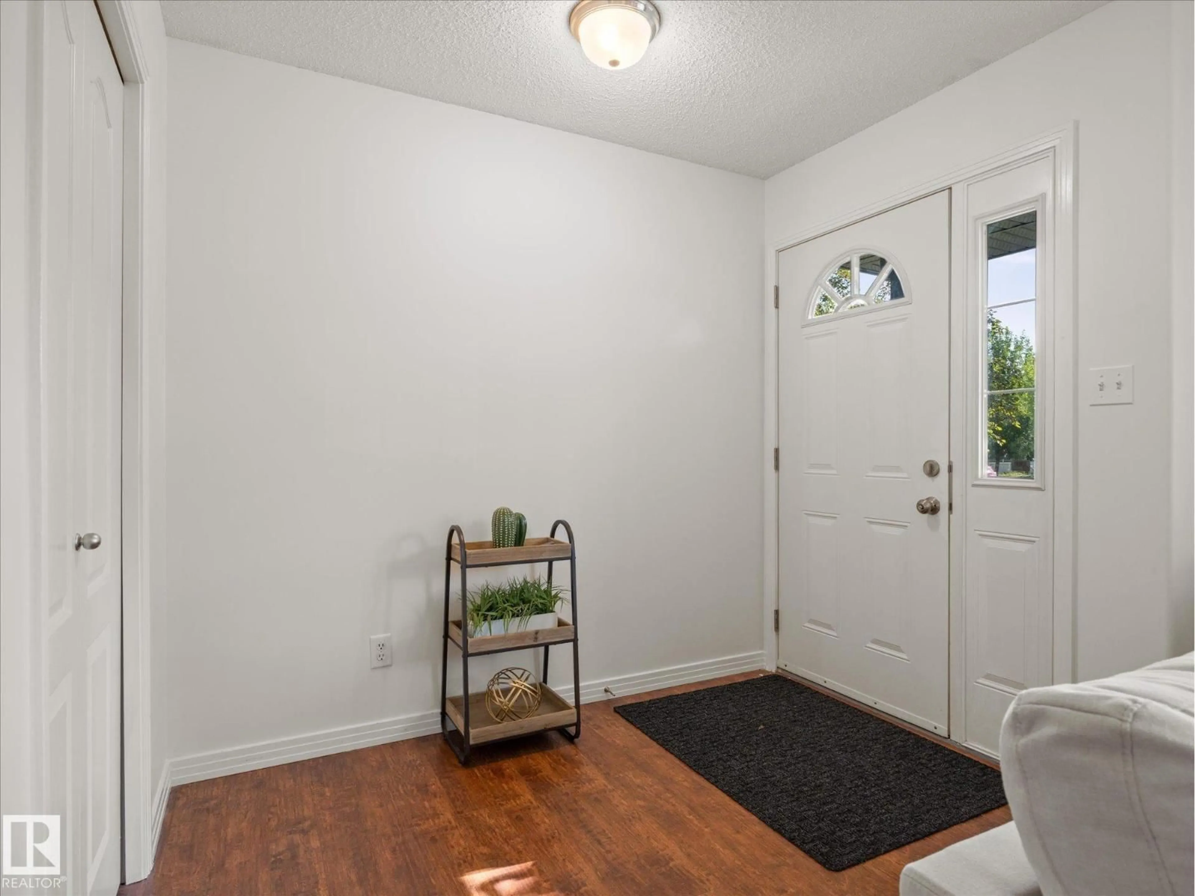 Indoor entryway for NW - 1502 GRANT WY, Edmonton Alberta T5T6M9