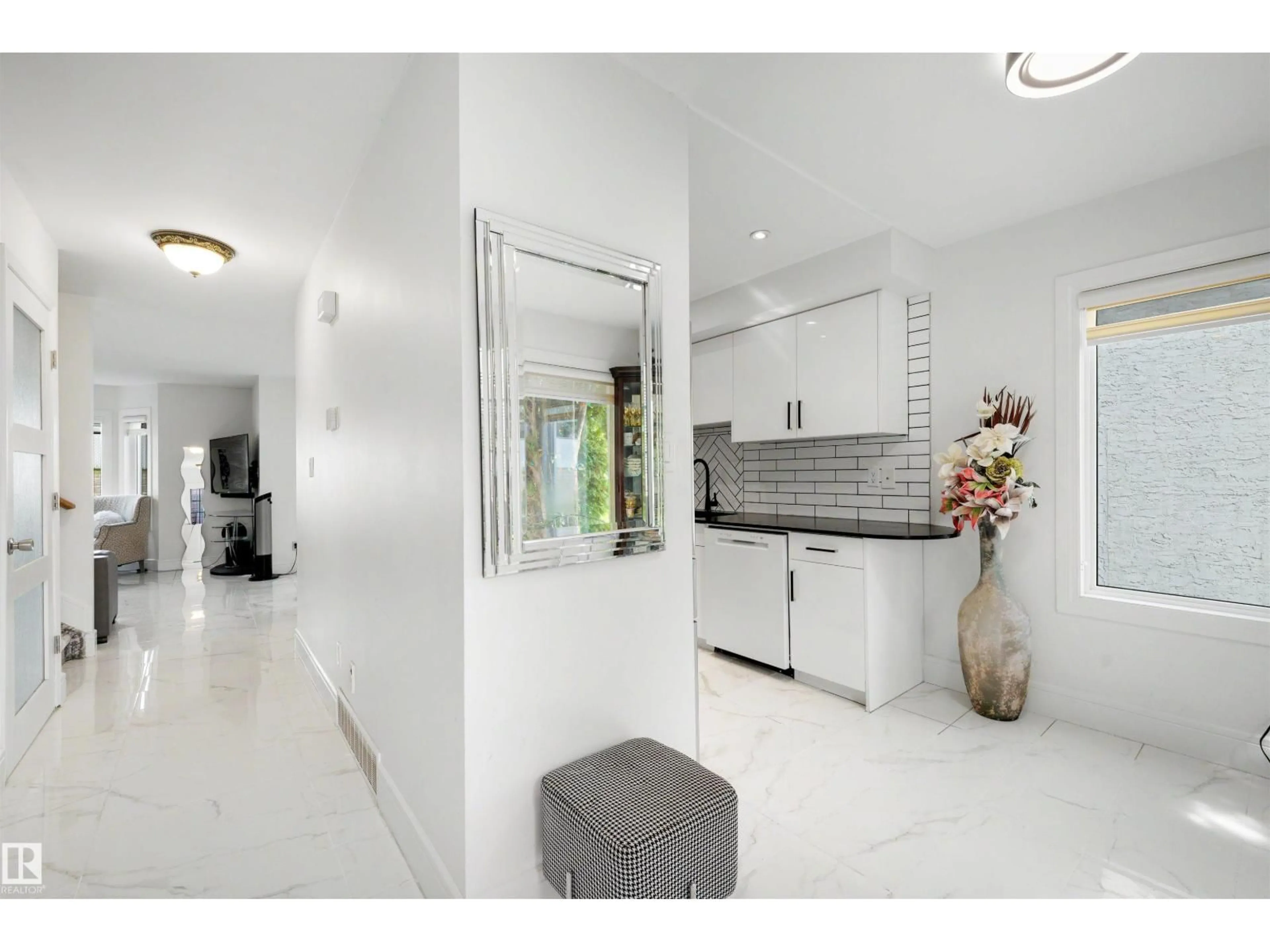Indoor entryway for 17 - 3520 60 ST, Edmonton Alberta T6L6H5