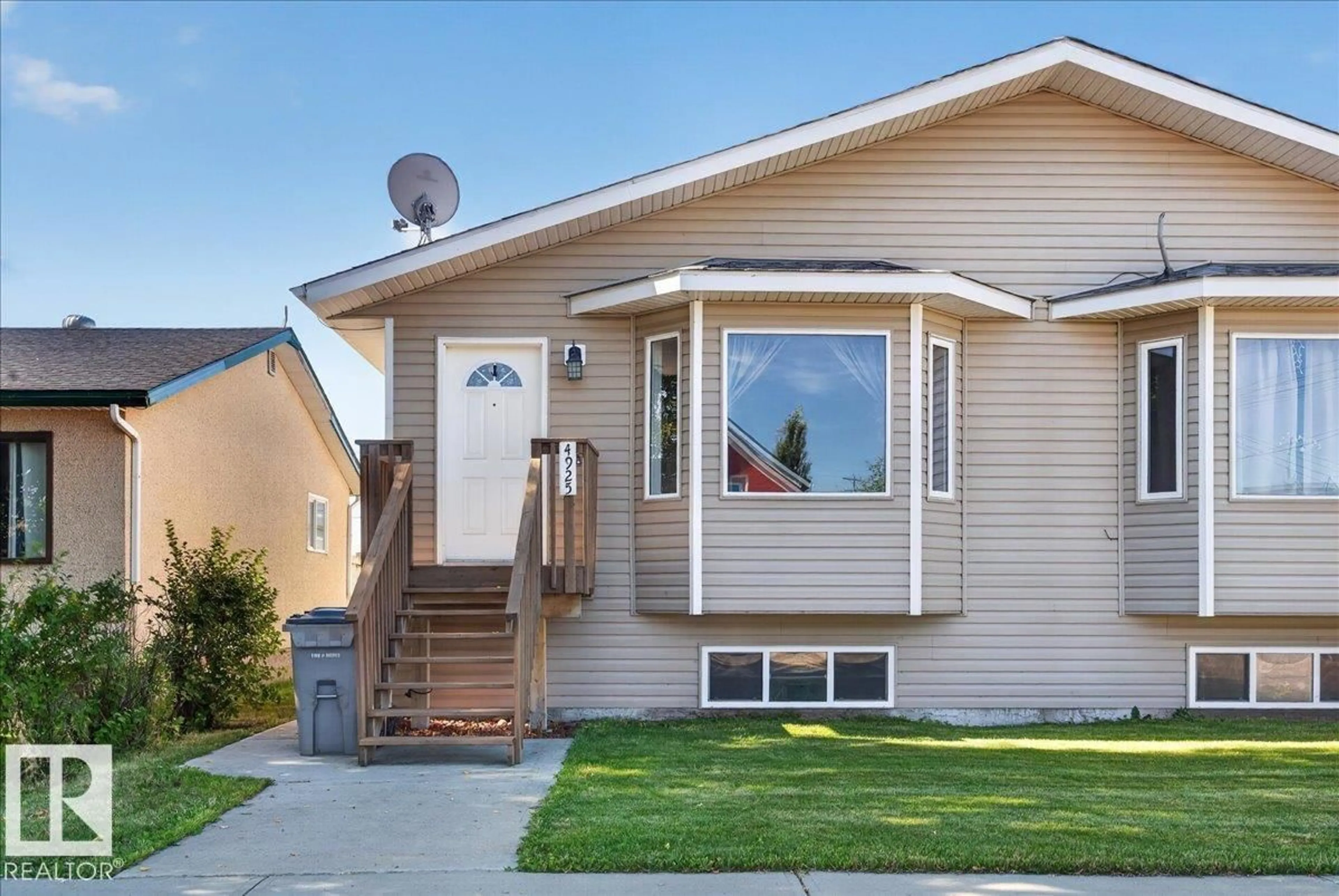 Home with vinyl exterior material, street for 4925 51 AV, Mundare Alberta T0B3H0
