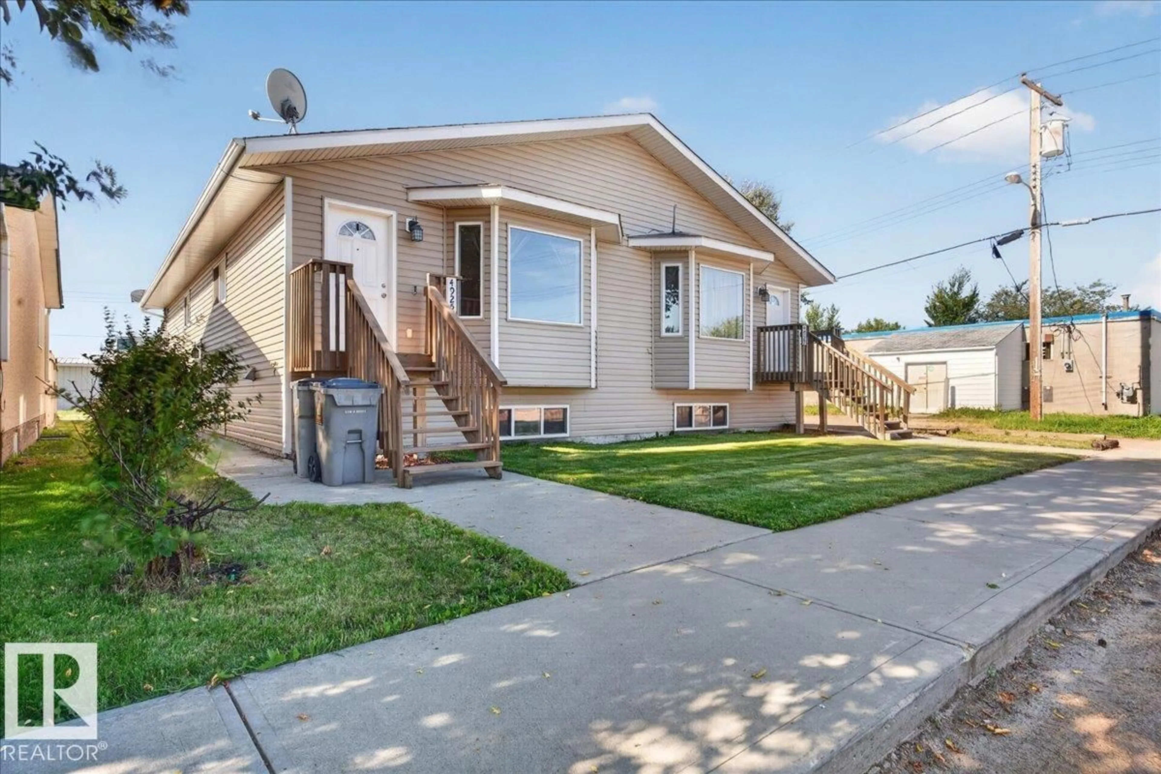 Home with vinyl exterior material, street for 4925 51 AV, Mundare Alberta T0B3H0