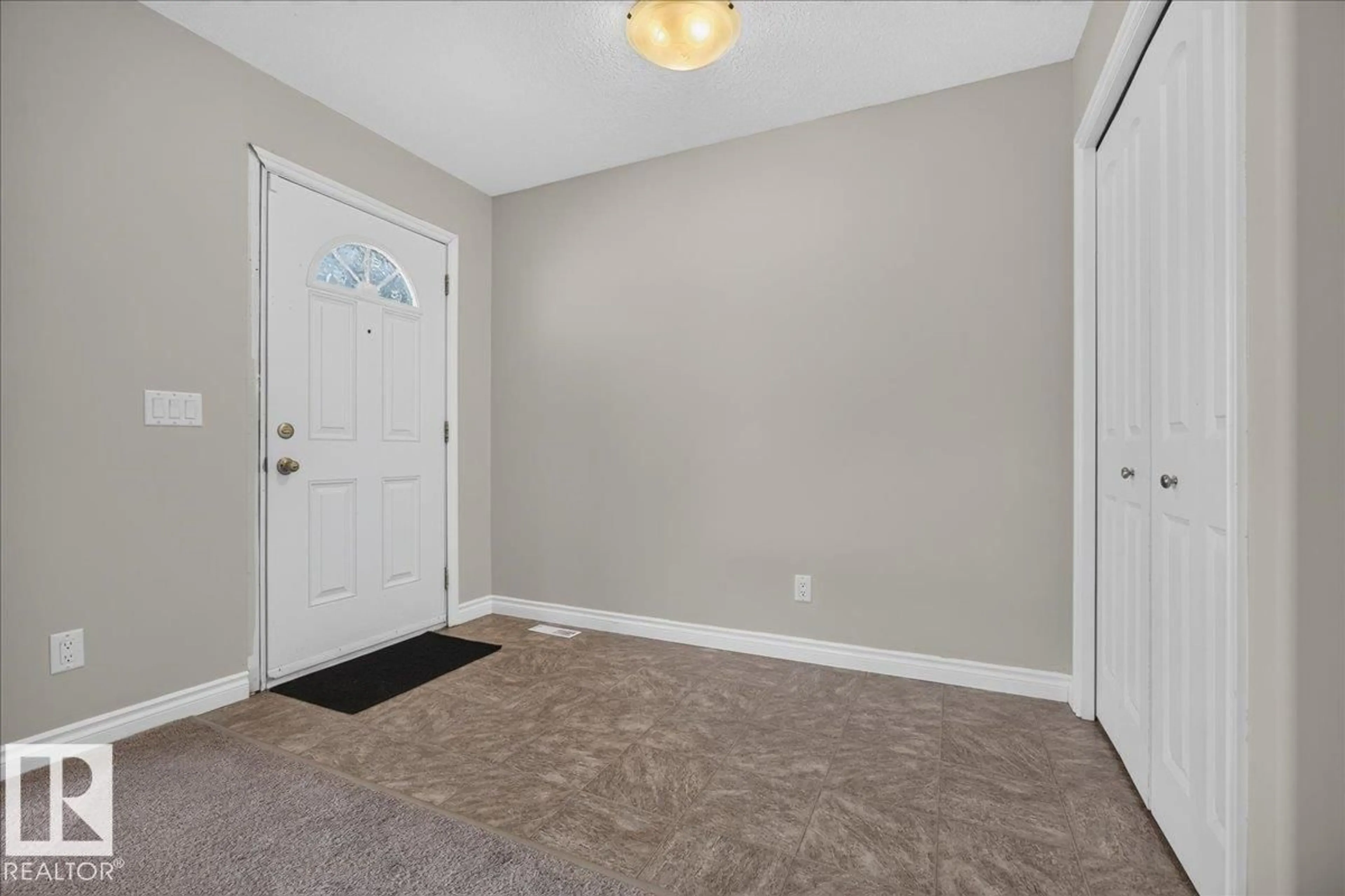 Indoor entryway for 4925 51 AV, Mundare Alberta T0B3H0