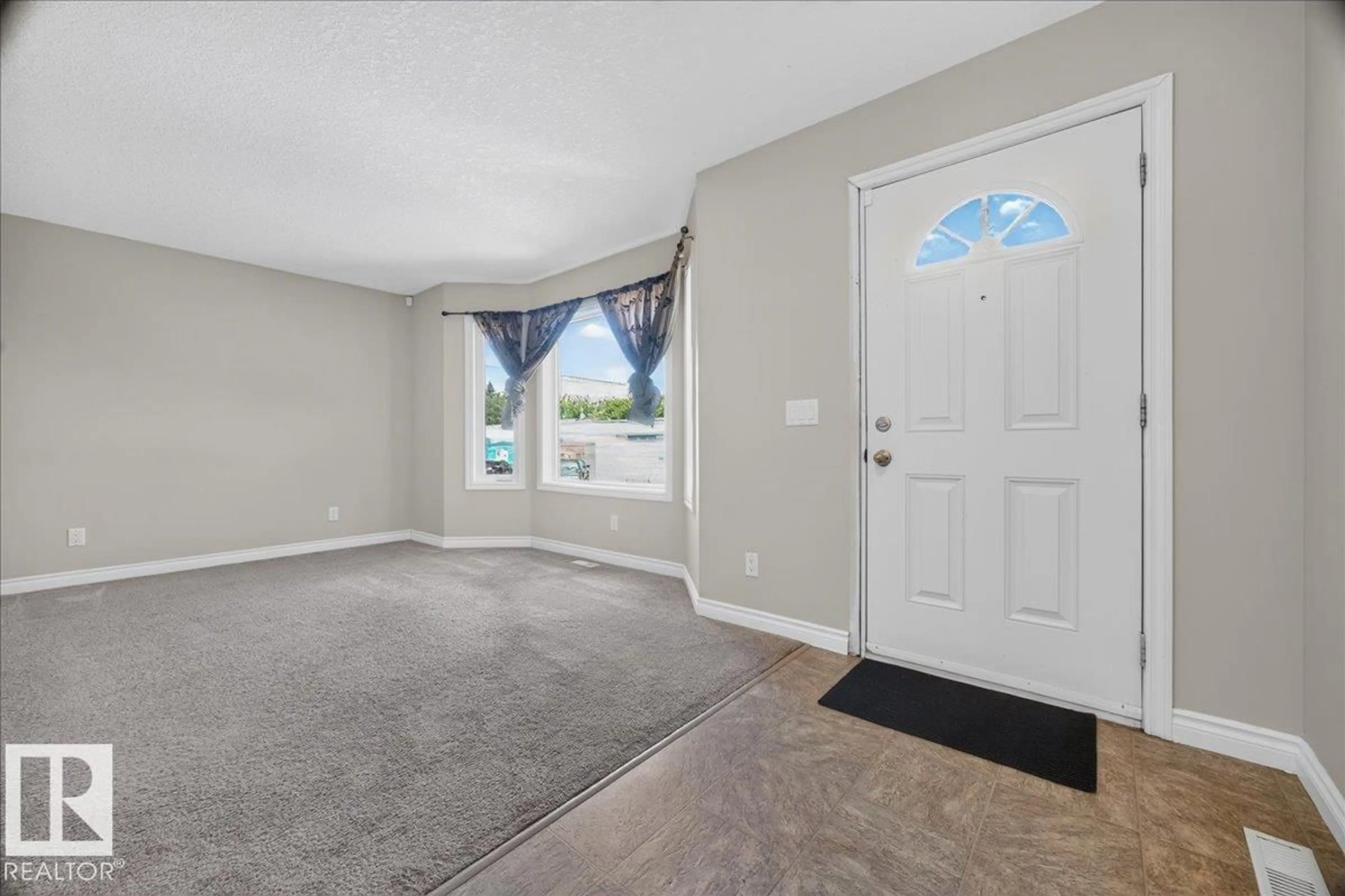 Indoor entryway for 4925 51 AV, Mundare Alberta T0B3H0