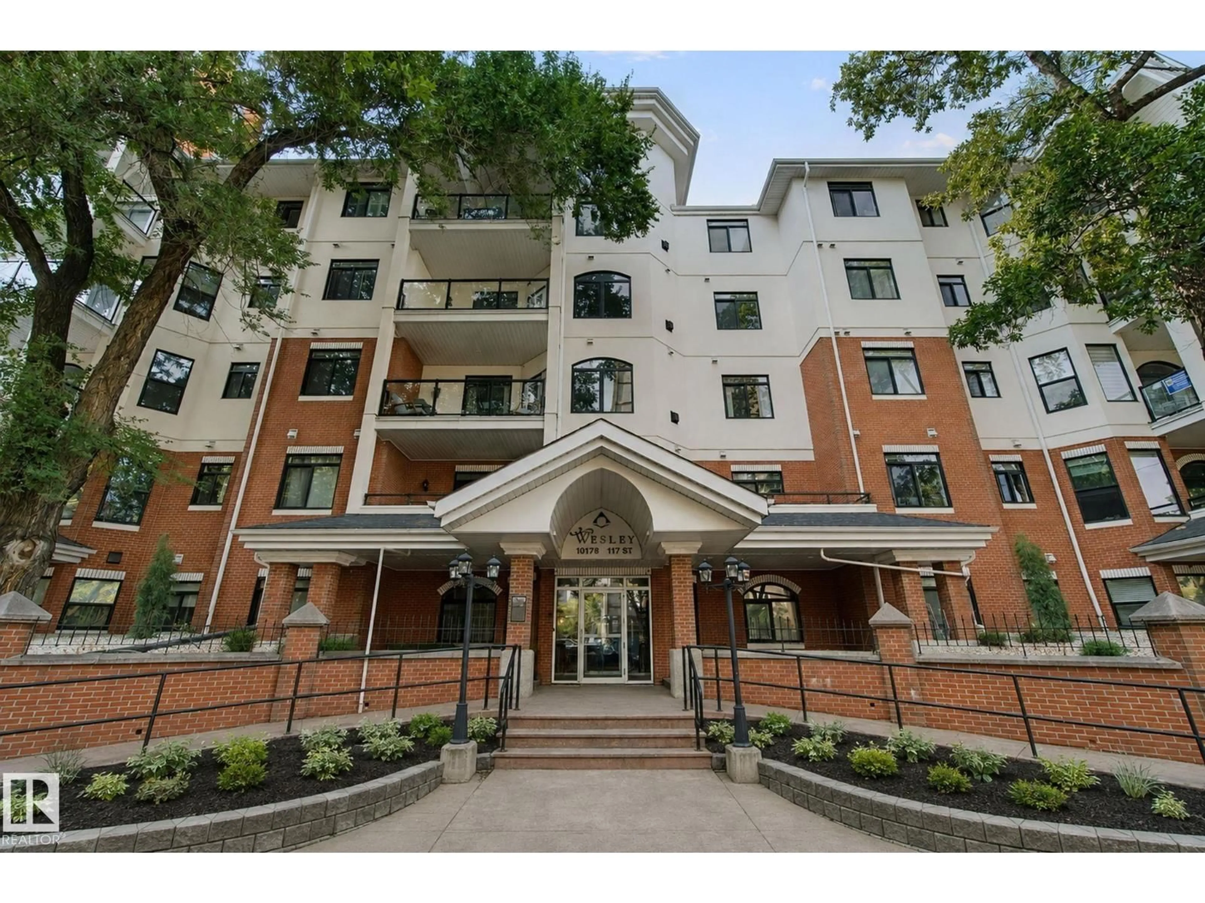 Indoor foyer for #203 - 10178 117 ST, Edmonton Alberta T5K2X9