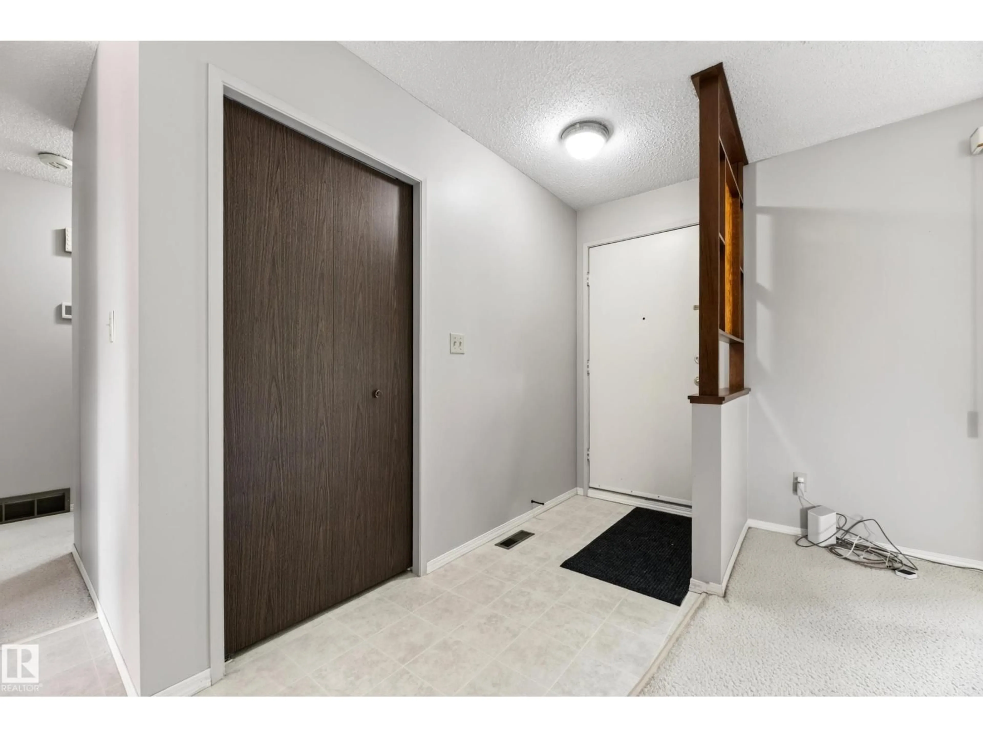 Indoor entryway for 11607 139 AV, Edmonton Alberta T5X3L3
