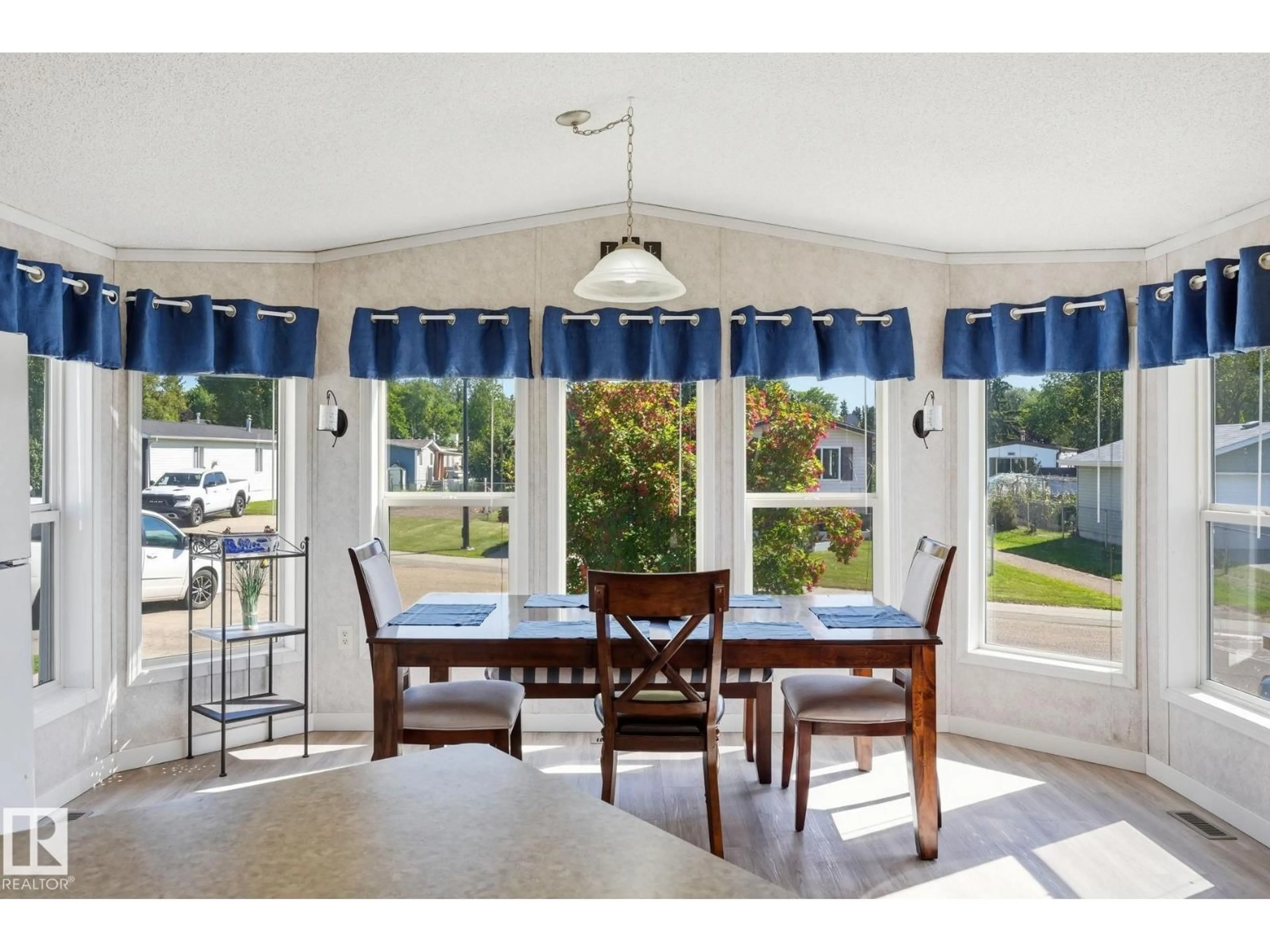Dining room, ceramic/tile floor for 234 OAK WOOD DR, Edmonton Alberta T6P0A3