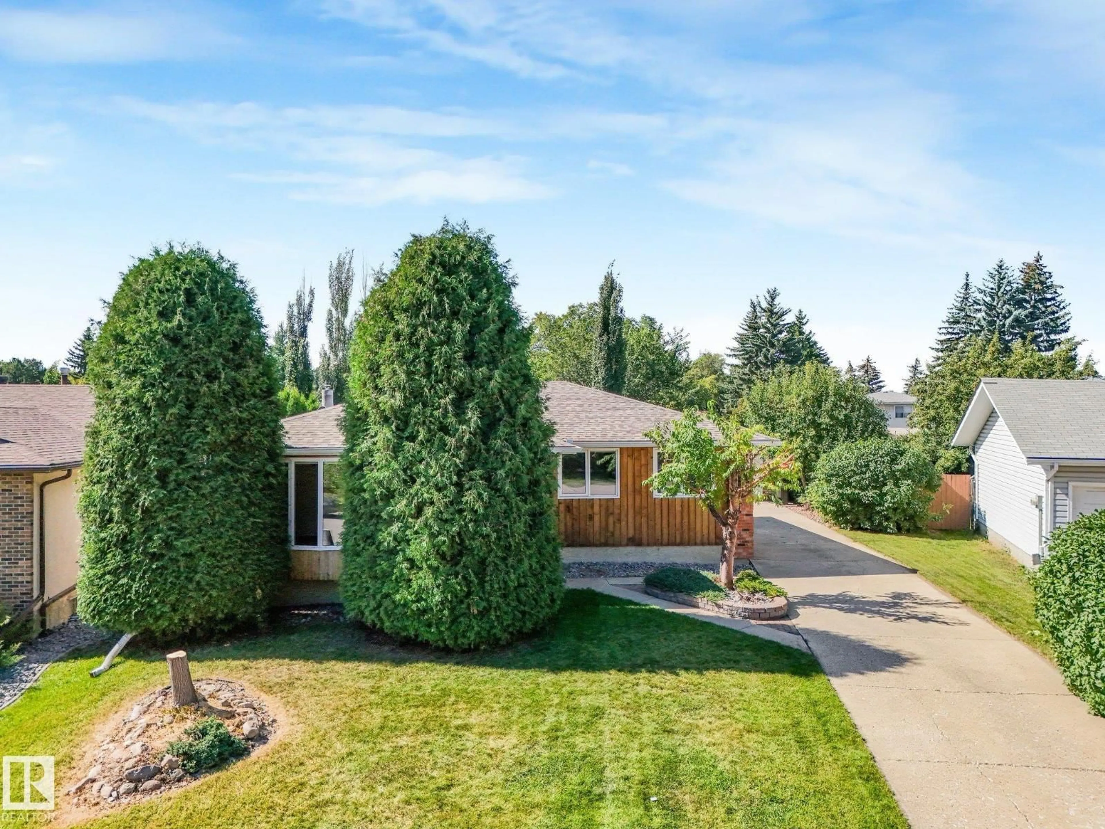 A pic from outside/outdoor area/front of a property/back of a property/a pic from drone, street for 3436 86 ST, Edmonton Alberta T6K0H8