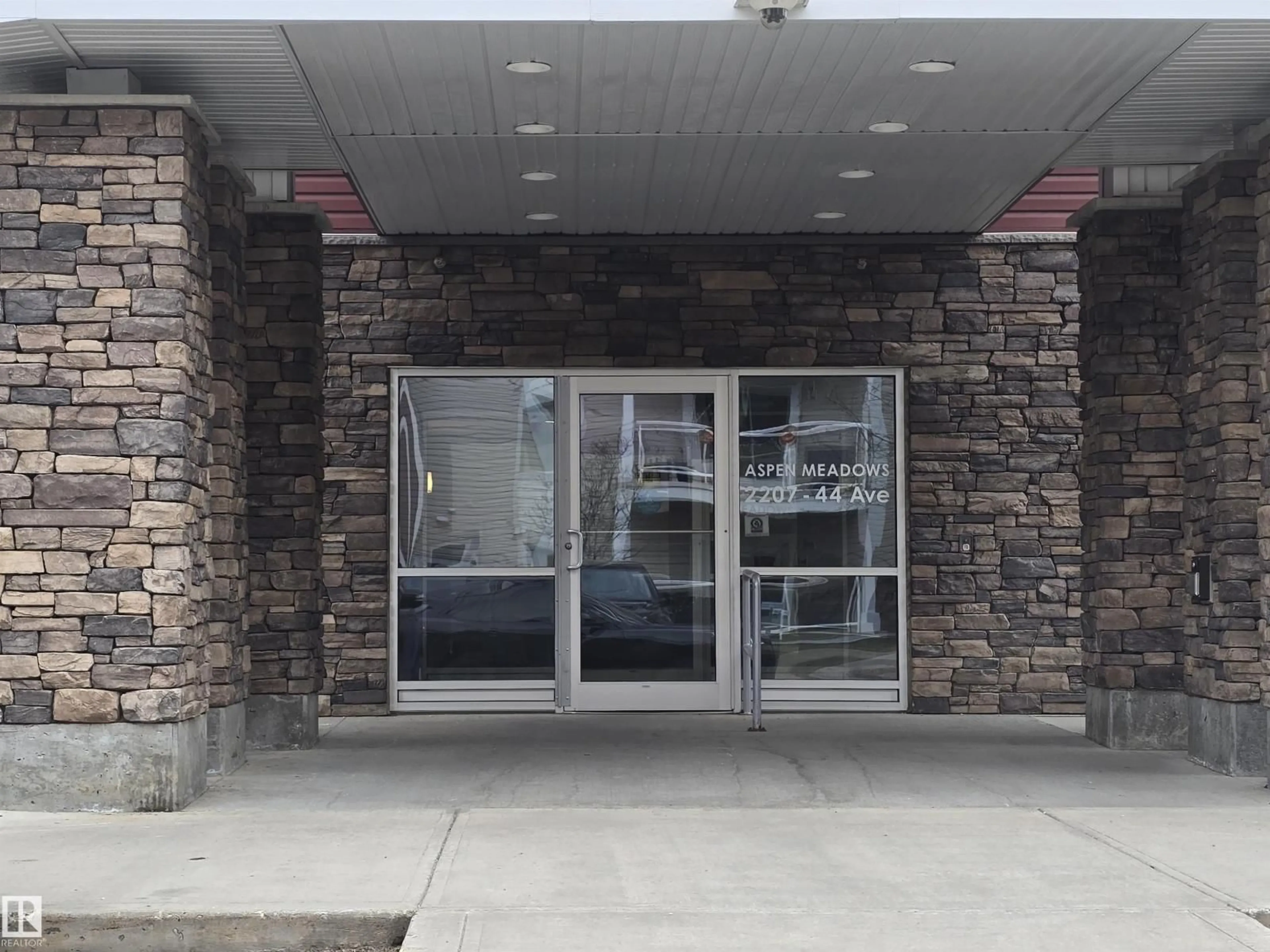 Indoor foyer for NW - 2207 44 AV, Edmonton Alberta T6T0W6