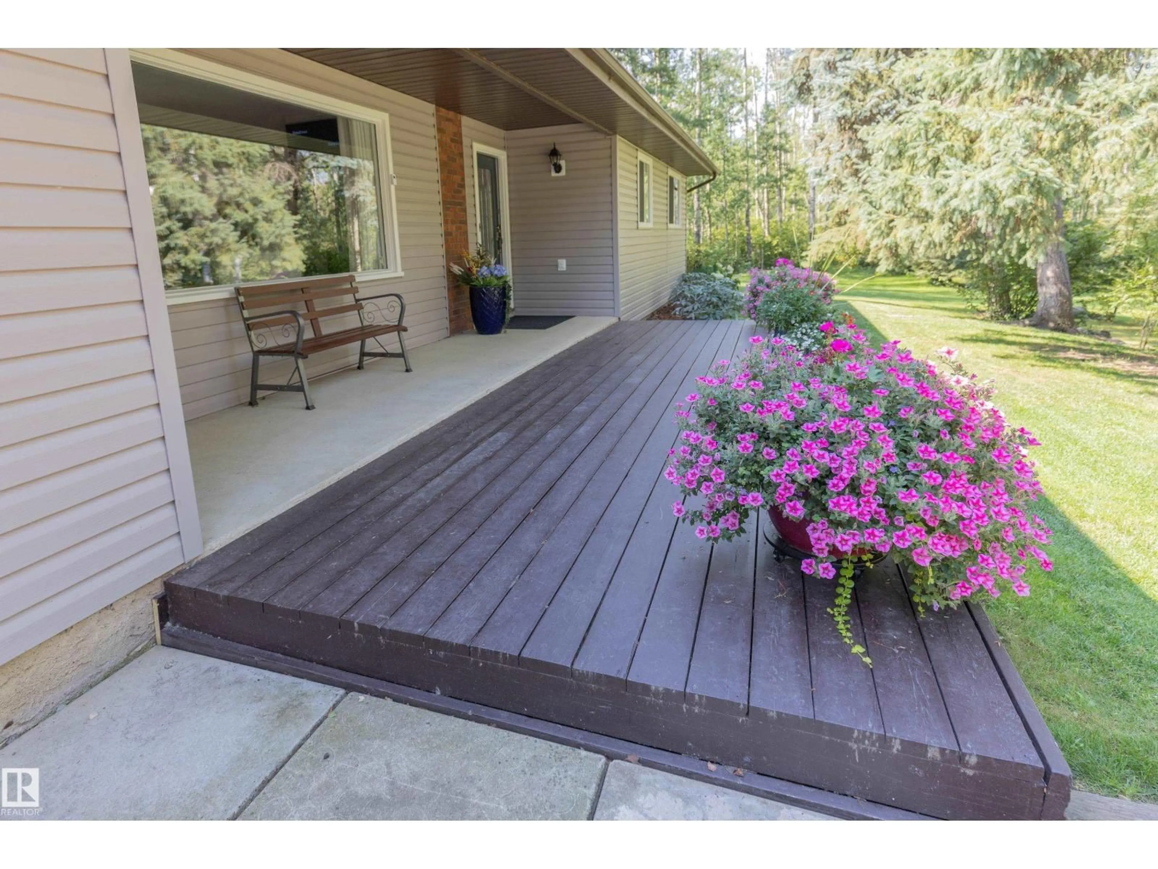 Patio, street for 52356 - 37 RGE ROAD 221, Rural Strathcona County Alberta T8E1E2