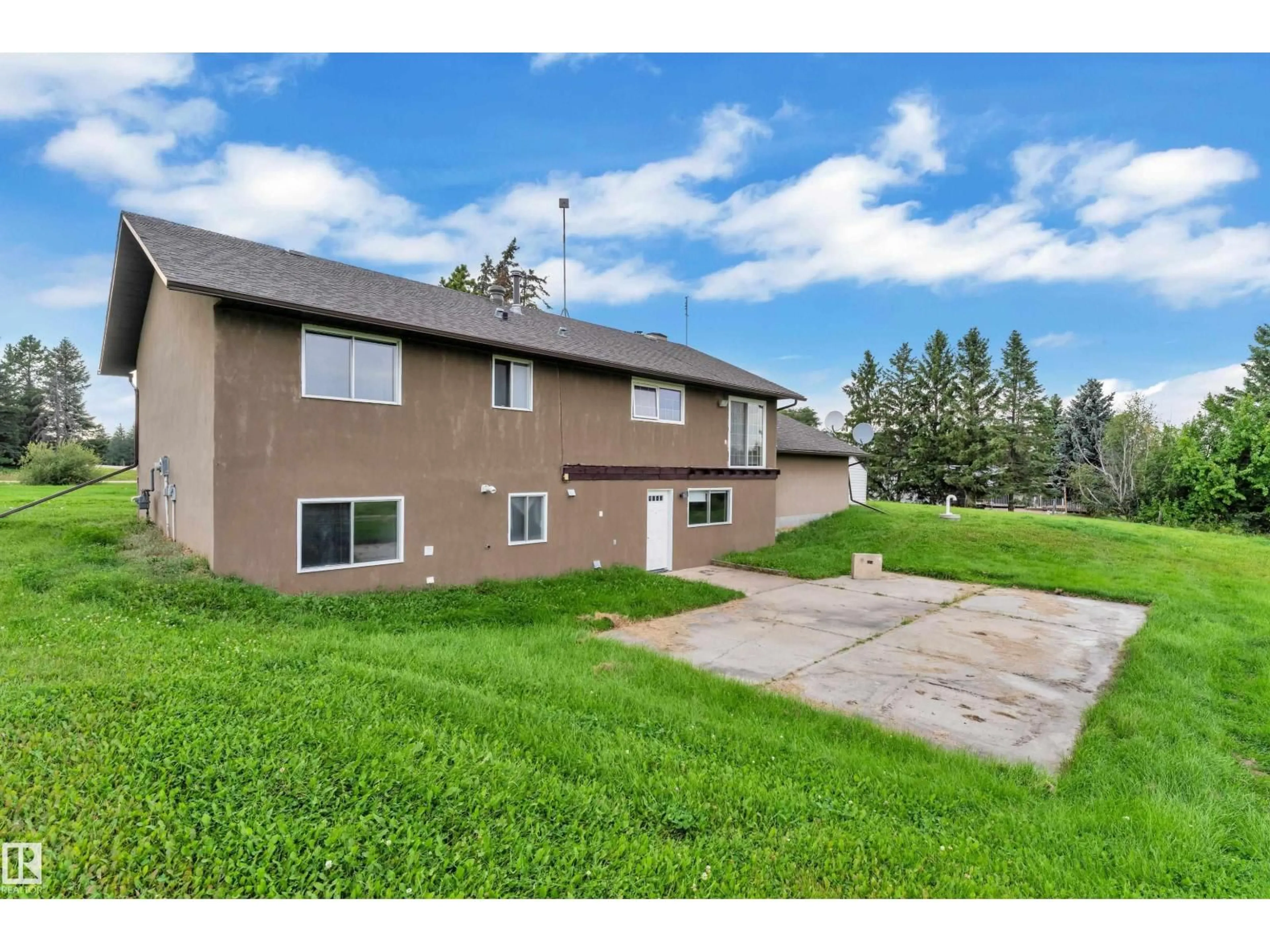 A pic from outside/outdoor area/front of a property/back of a property/a pic from drone, unknown for 51561 - 217 RGE ROAD 224, Rural Strathcona County Alberta T8C1H5