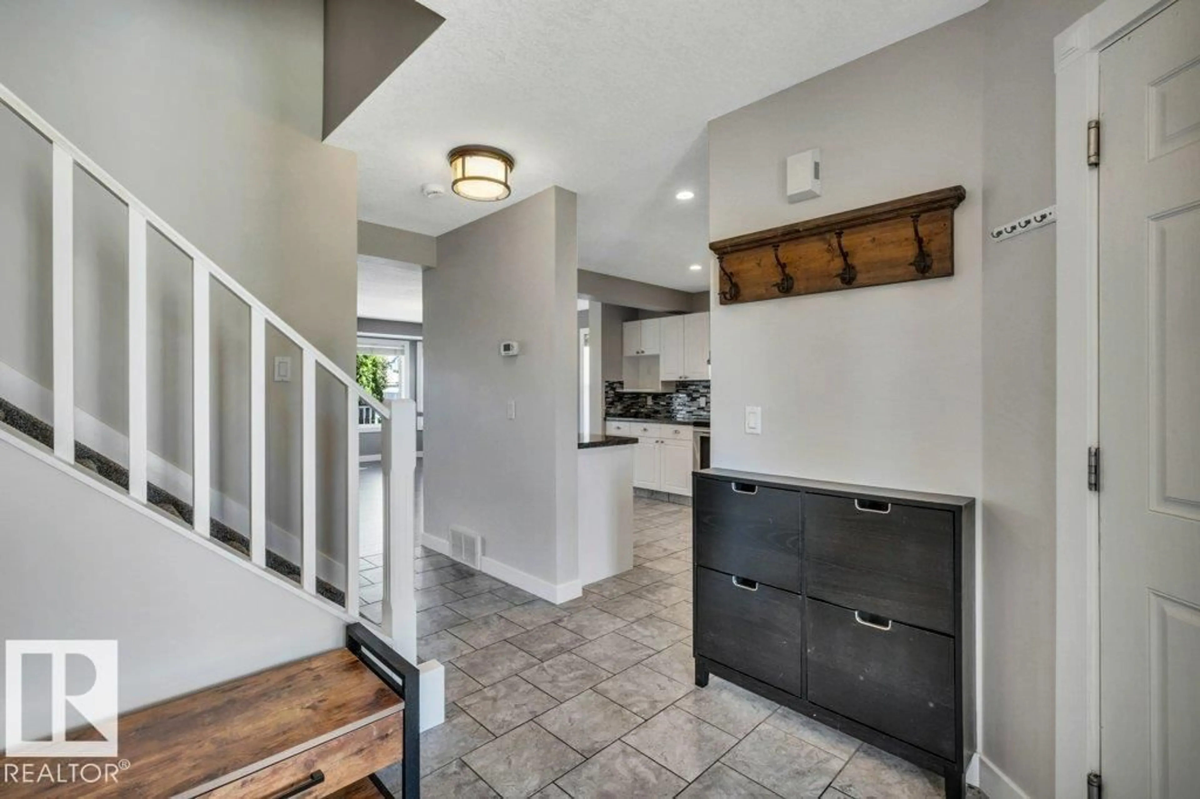 Indoor entryway for 19 LEYLAND, Spruce Grove Alberta T7X4P1