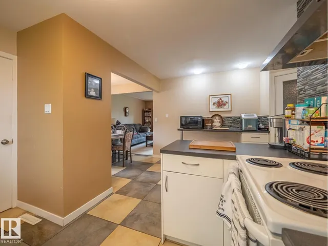 NW - 16706 80 AV, Edmonton 5