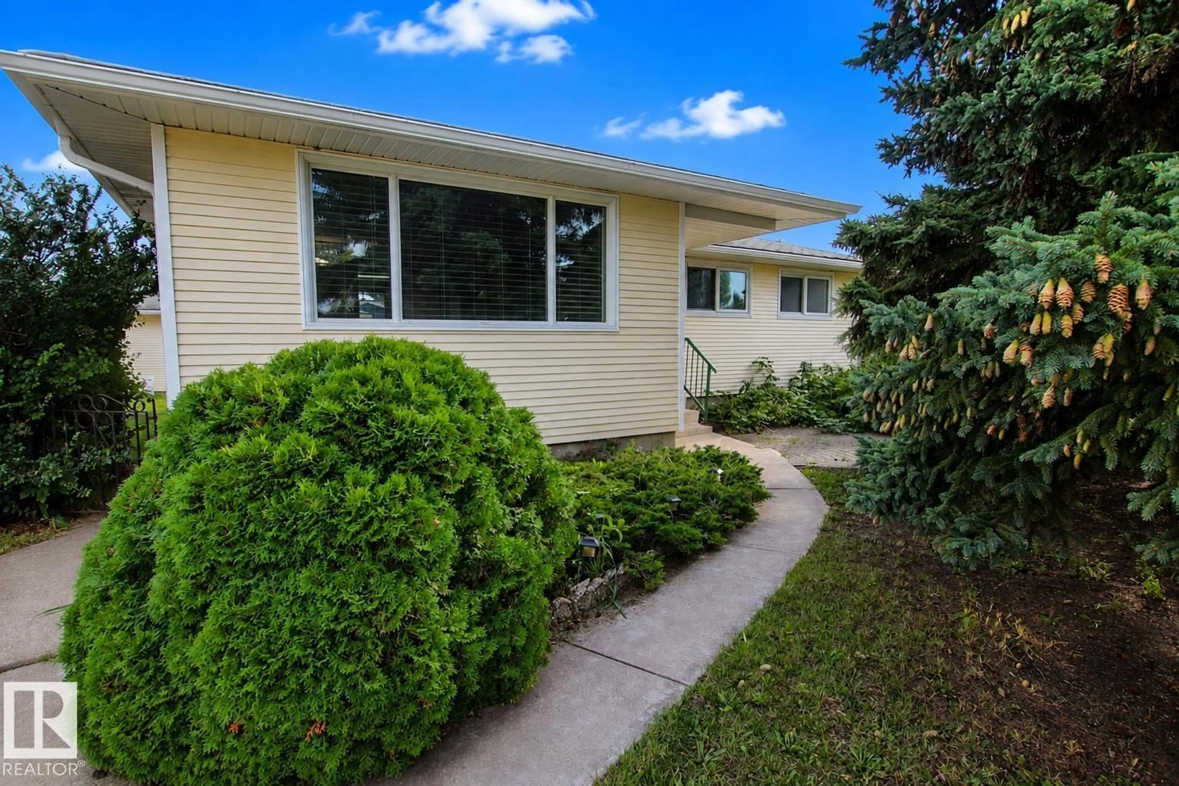 Patio, street for 882 KNOTTWOOD RD S, Edmonton Alberta T6K3C3