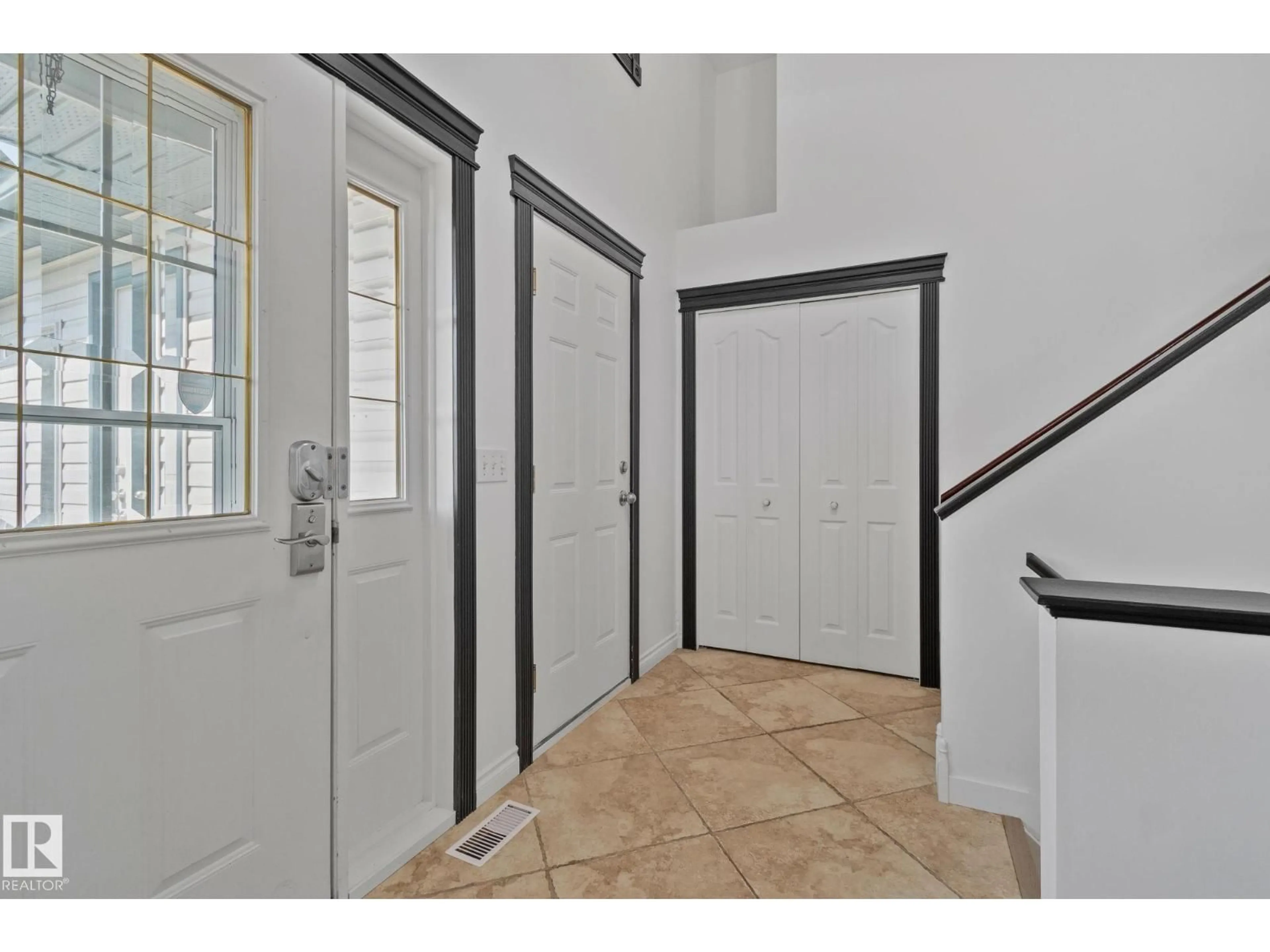 Indoor foyer for NW - 15055 128 ST, Edmonton Alberta T6V1E8