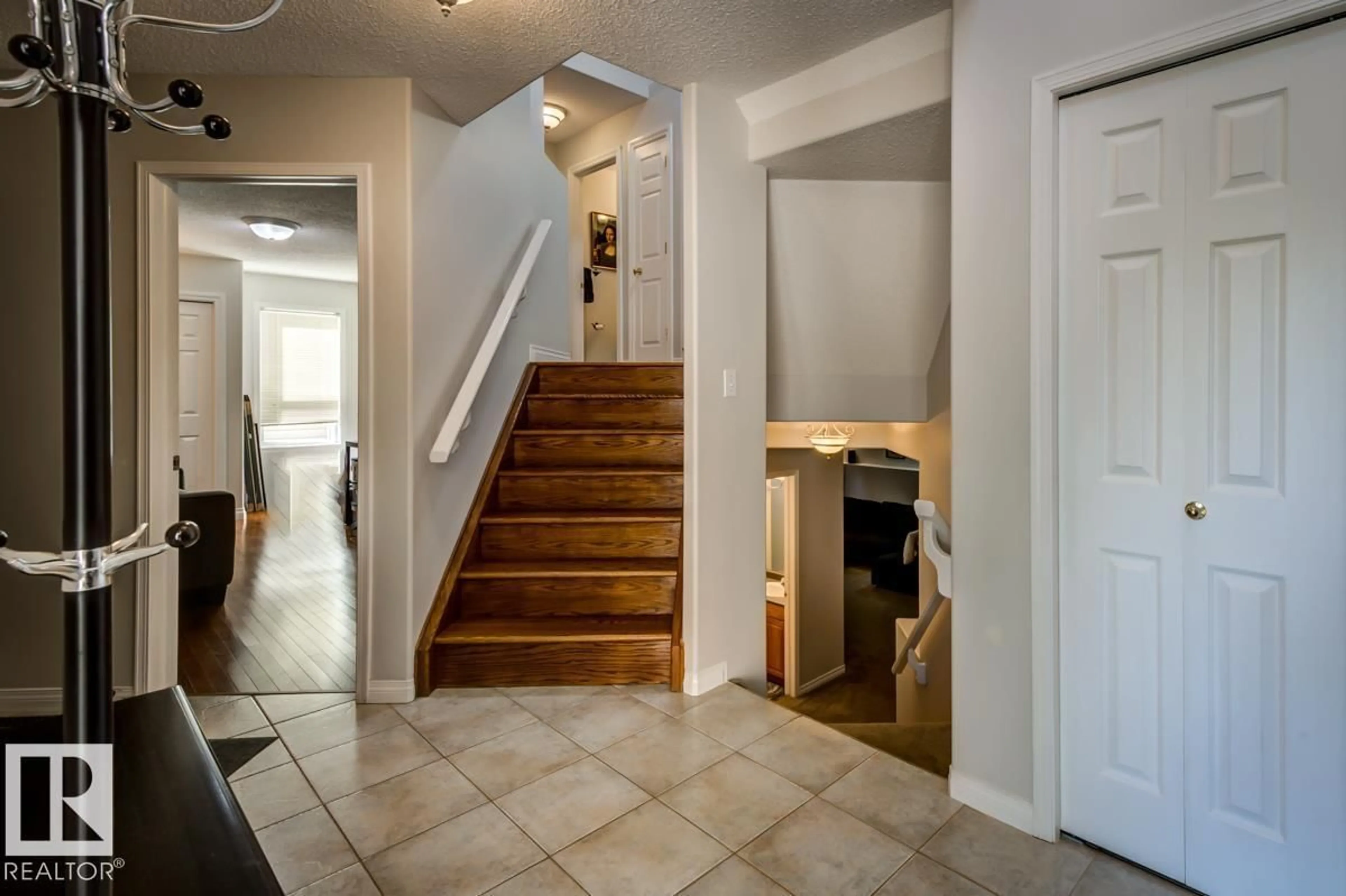 Indoor entryway for 1125 CARTER CREST RD, Edmonton Alberta T6R2N2