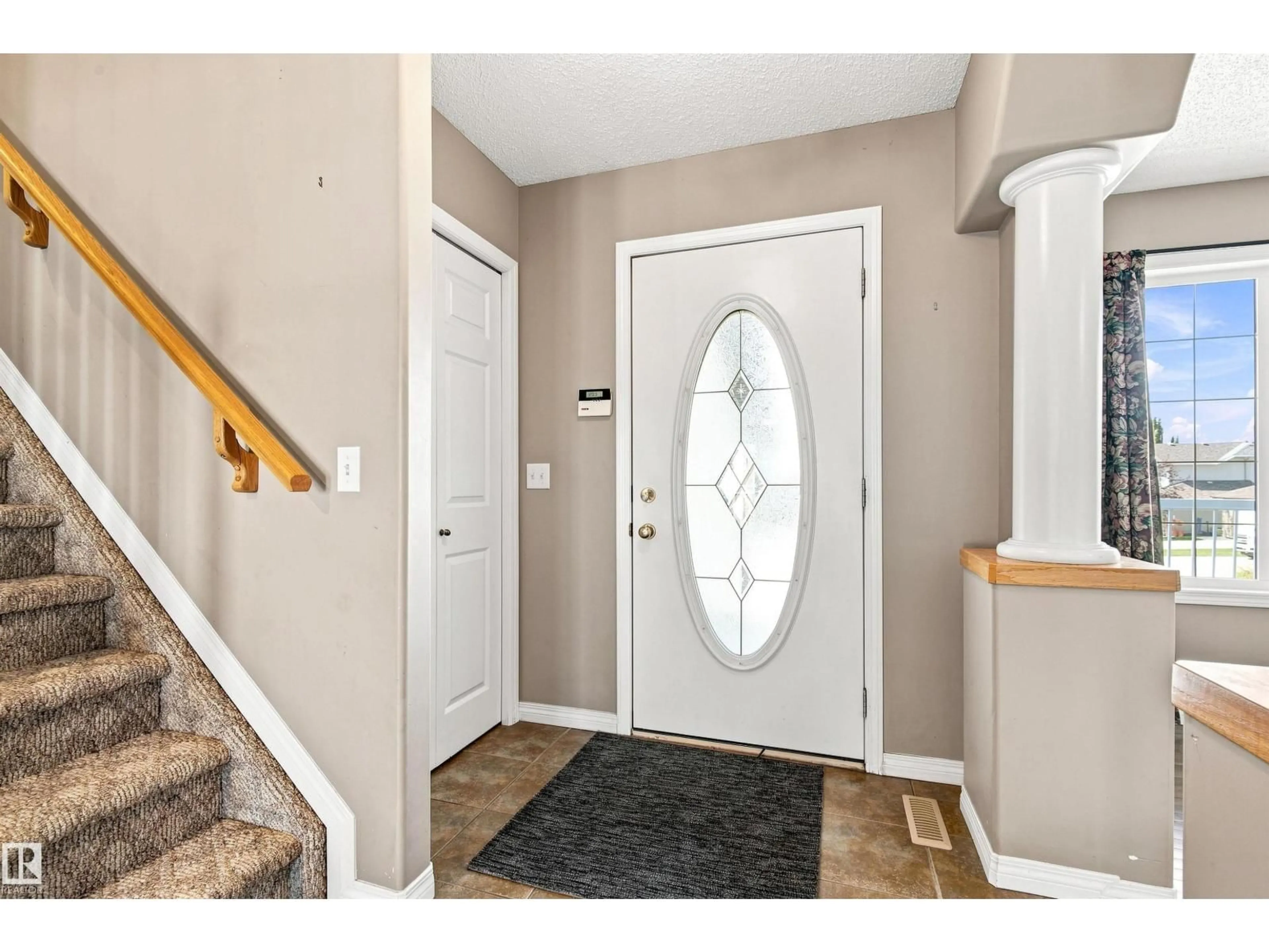 Indoor entryway for 122 HIGHGROVE TC, Sherwood Park Alberta T8A6G8