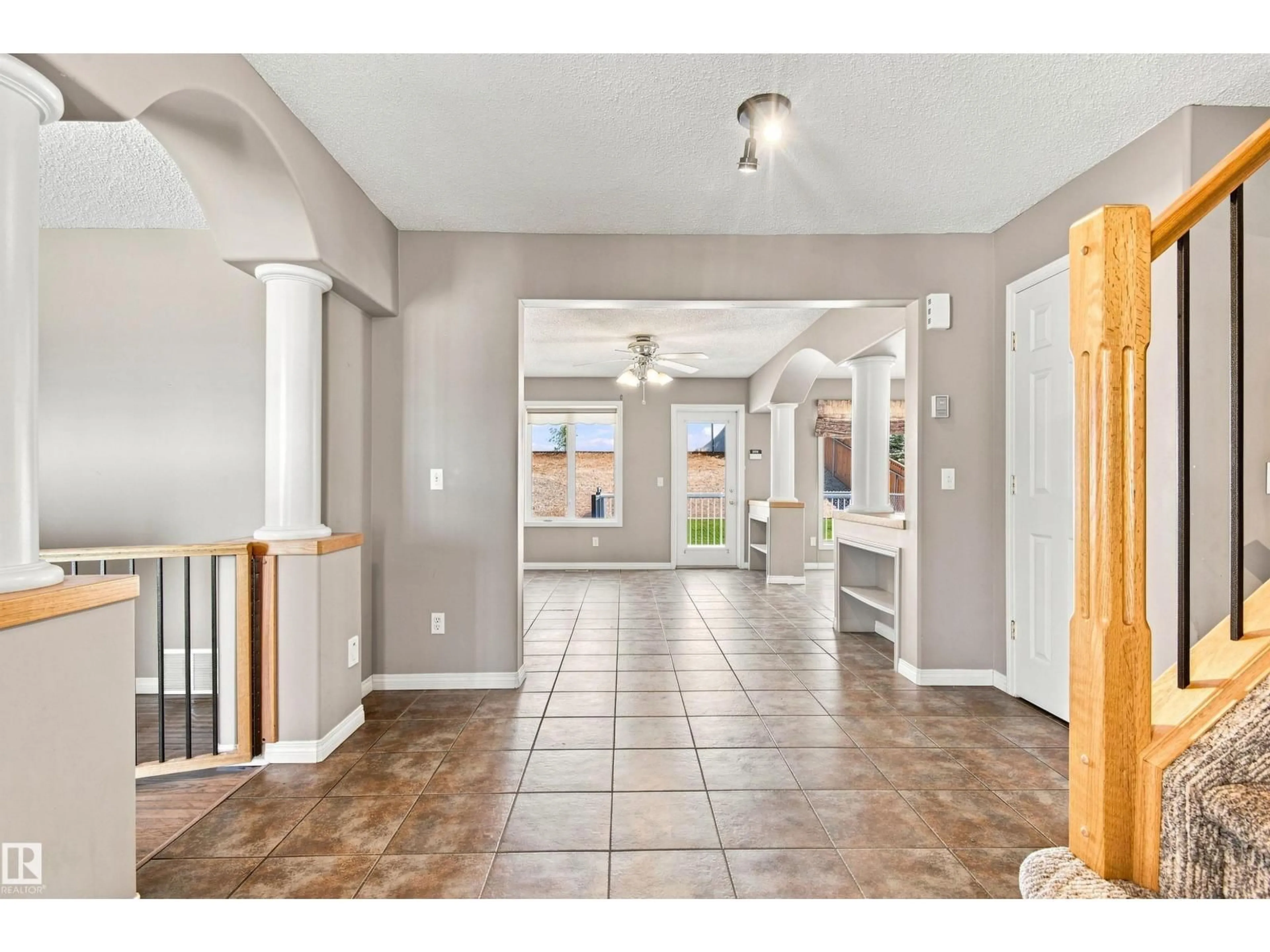 Indoor entryway for 122 HIGHGROVE TC, Sherwood Park Alberta T8A6G8