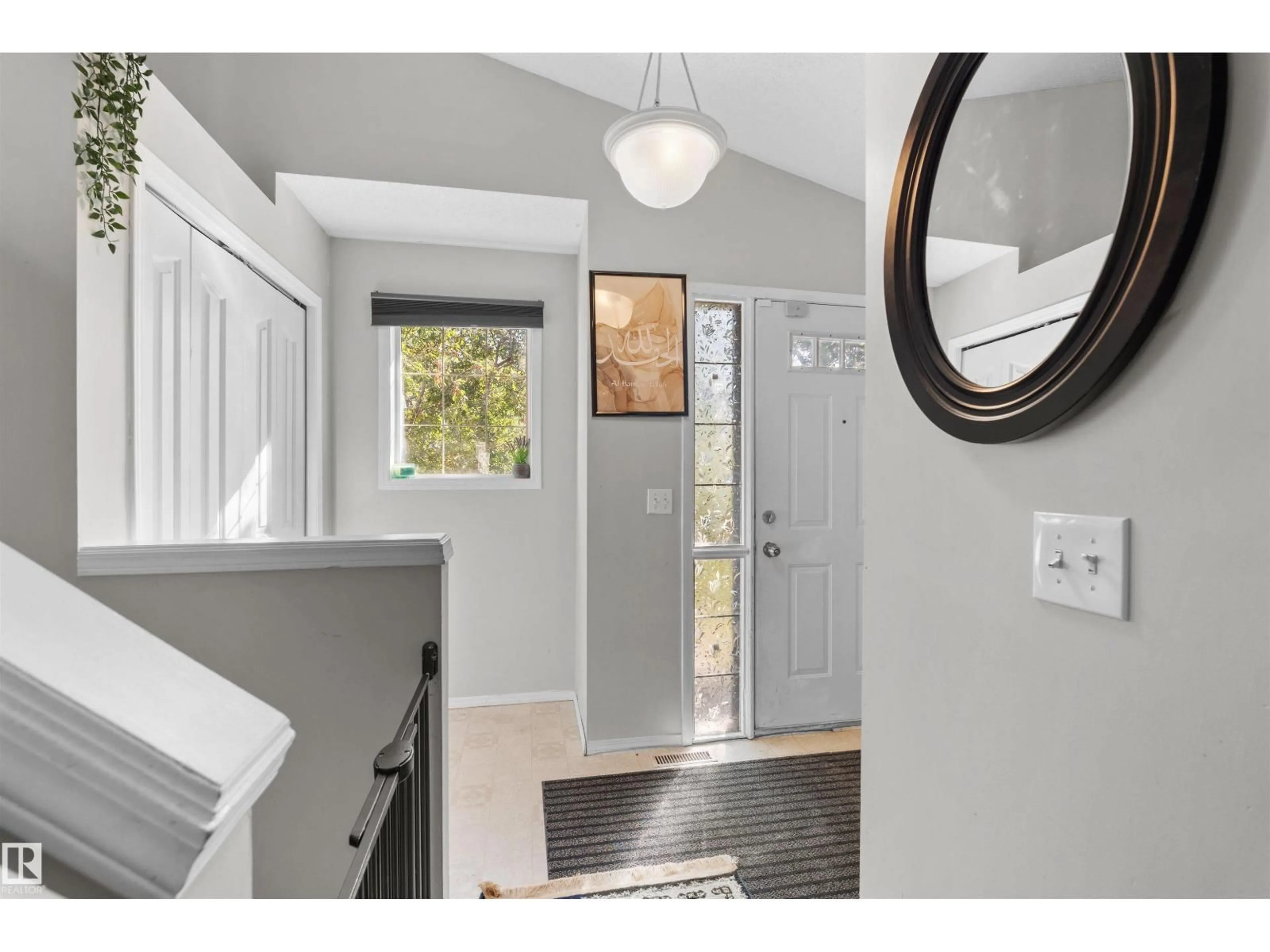 Indoor entryway for 13028 34 ST, Edmonton Alberta T5A5G7