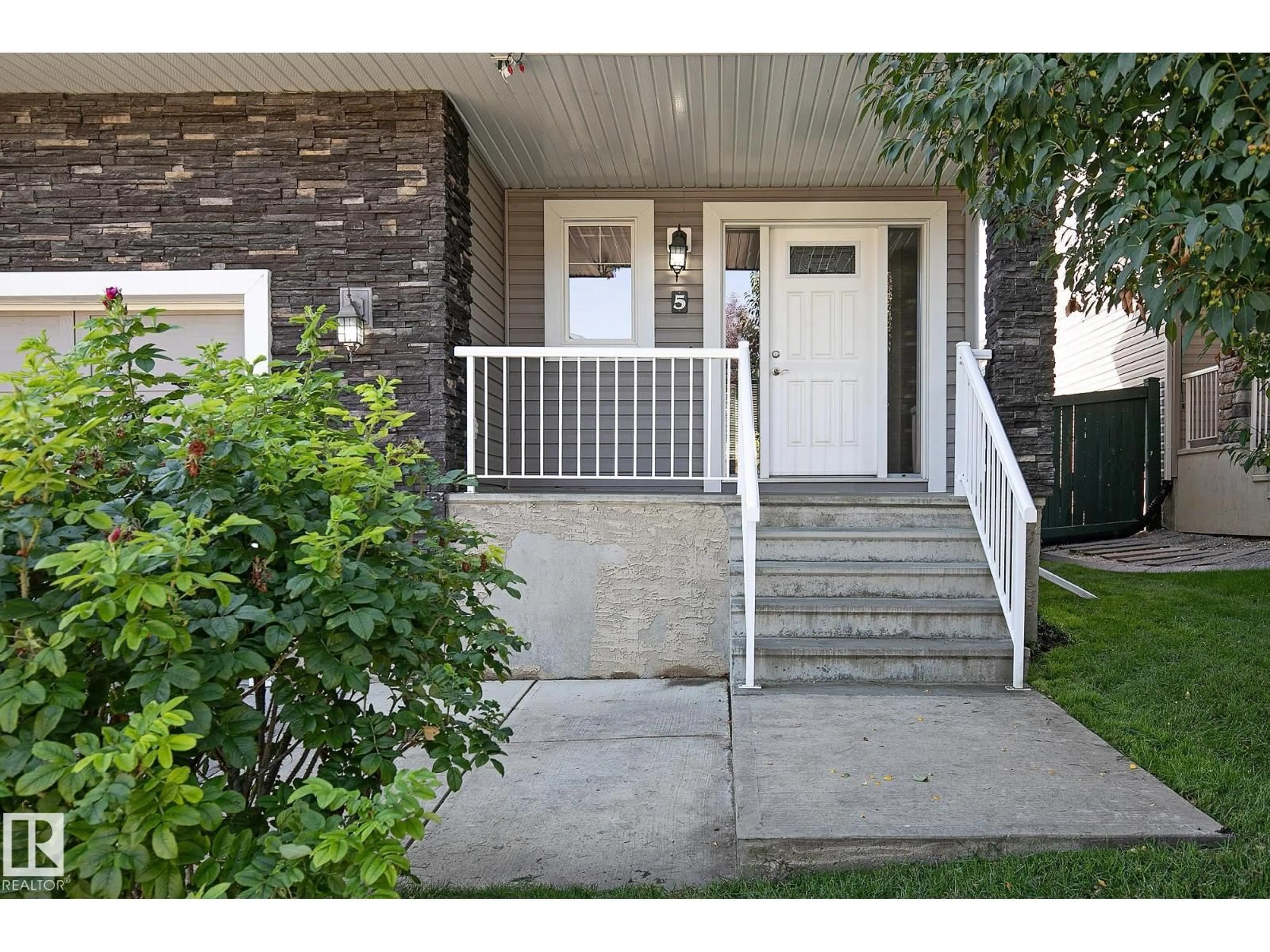 Indoor entryway for 5 VERONA CR, Spruce Grove Alberta T7X0J7