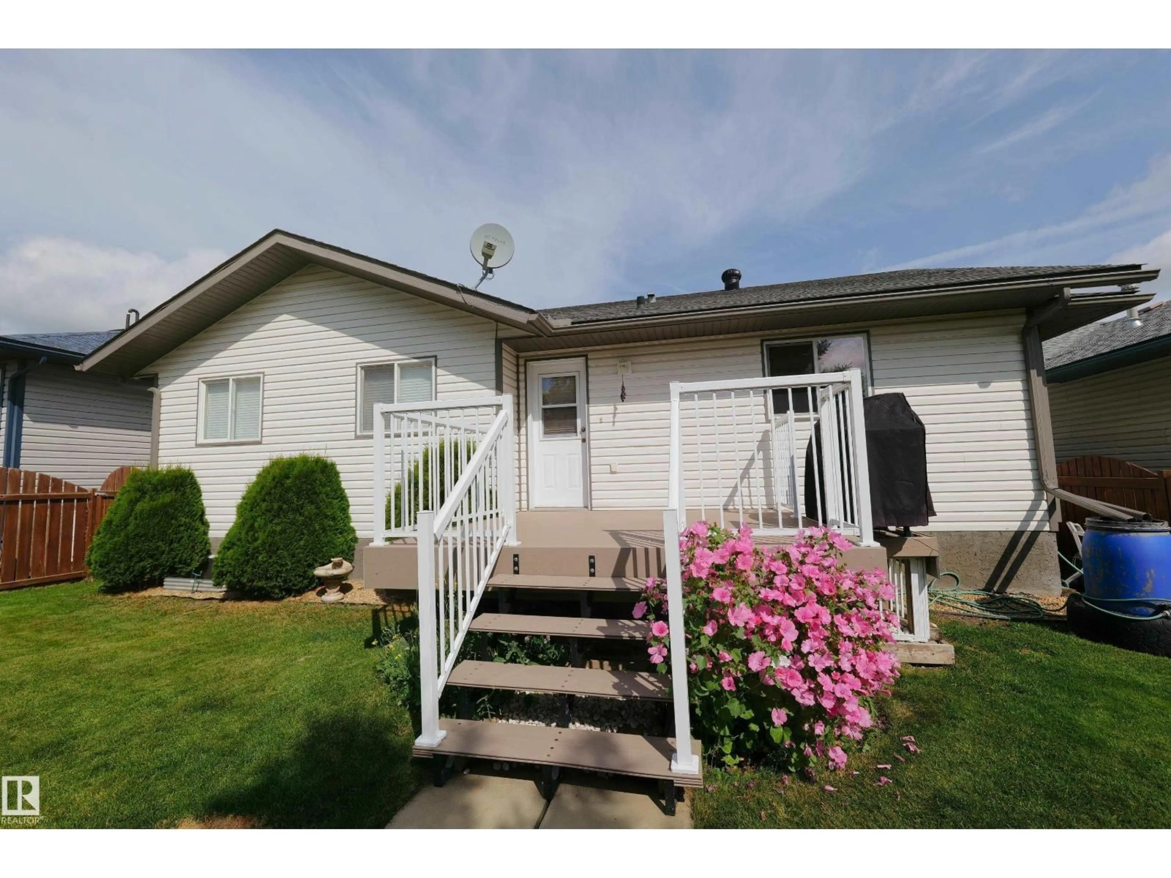 Home with vinyl exterior material, unknown for 5913 52 AVENUE, Barrhead Alberta T7N1N6